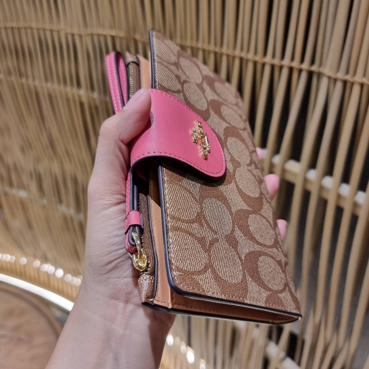 พร้อมส่ง 7 สี COACH C2874 TECH WALLET IN COLORBLOCK SIGNATURE CANVAS จัดให้สีใหม่ก่อนใคร!! ดีไซน์ใหม่ คอลเลคชั่นสวยหรู กระเป๋าสตางค์พร้อมสายคล้องมือ ง่ายต่อชีวิตมากจ้า!! มันดีอะไรเบอร์นี้ ใส่ได้ทั้งบัตร และโทรศัพท์ก็ใส่ได้ทุกรุ่น แถมยังมีช่องซิปแยกไปอีก ช