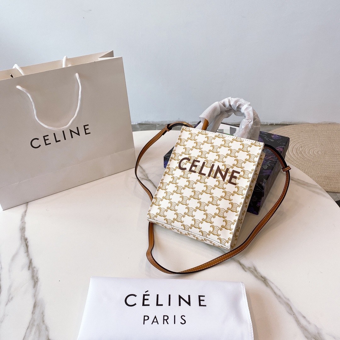 พรีเมี่ยมกิ๊ฟแท้ 100% 】CELINE HAND CARRY AND CROSSBODY BAG VIP GIFT WITH PURCHASE (GWP) พรีเมี่ยมกิ๊ฟ Limited จาก CELINE HAUTE PARFUME DUTYFREE COUNTER วัสดุ COATED CANVAS ดีไซน์ทรงเหลี่ยมสวยหรูสุดคลาสสิคในสไตล์สาว Lisa