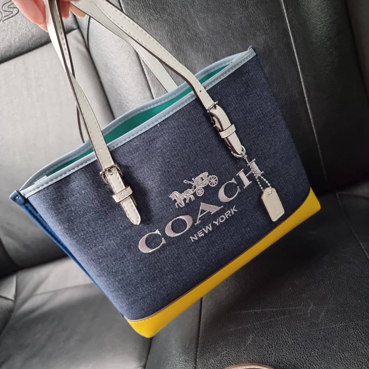 COACH C4085 MOLLIE TOTE 25 IN COLORBLOCK กระเป๋าทรงโท้ทยอดฮิต ขนาดมินิไซส์ ดีไซน์สวยคมทุกรุ่น!! ตกแต่งซิกเนเจอร์ถักทออยู่บนผ้าแคนวาส ดูโดดเด่น ภายในเป็นช่องโล่ง มีช่องซิปกลางใส่ของได้ ขนาดกำลังดีแบบใส่ของได้ครบครัน มาพร้อมสายสะพายข้าง หรือจะถือคล้องแขนเก๋