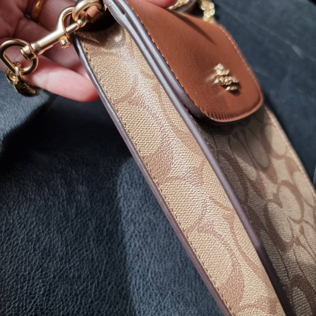 COACH 3051 RACHEL PHONE CROSSBODY IN SIGNATURE CANVAS HOT ITEM!! กระเป๋าสะพาย case phone ต้องมา ให้คุณพกพา gadget ล้ำไปได้ทุกที่ ใส่โทรศัพท์มือถือได้ทุกรุ่น ดีไซน์ใหญ่กว่าเดิม และยังมีช่องเก็บบัตรให้เพิ่มไปอีก ดีไซน์ลายซีคลาสสิค วัสดุหนังแคนวาส เปิด-ปิดด้