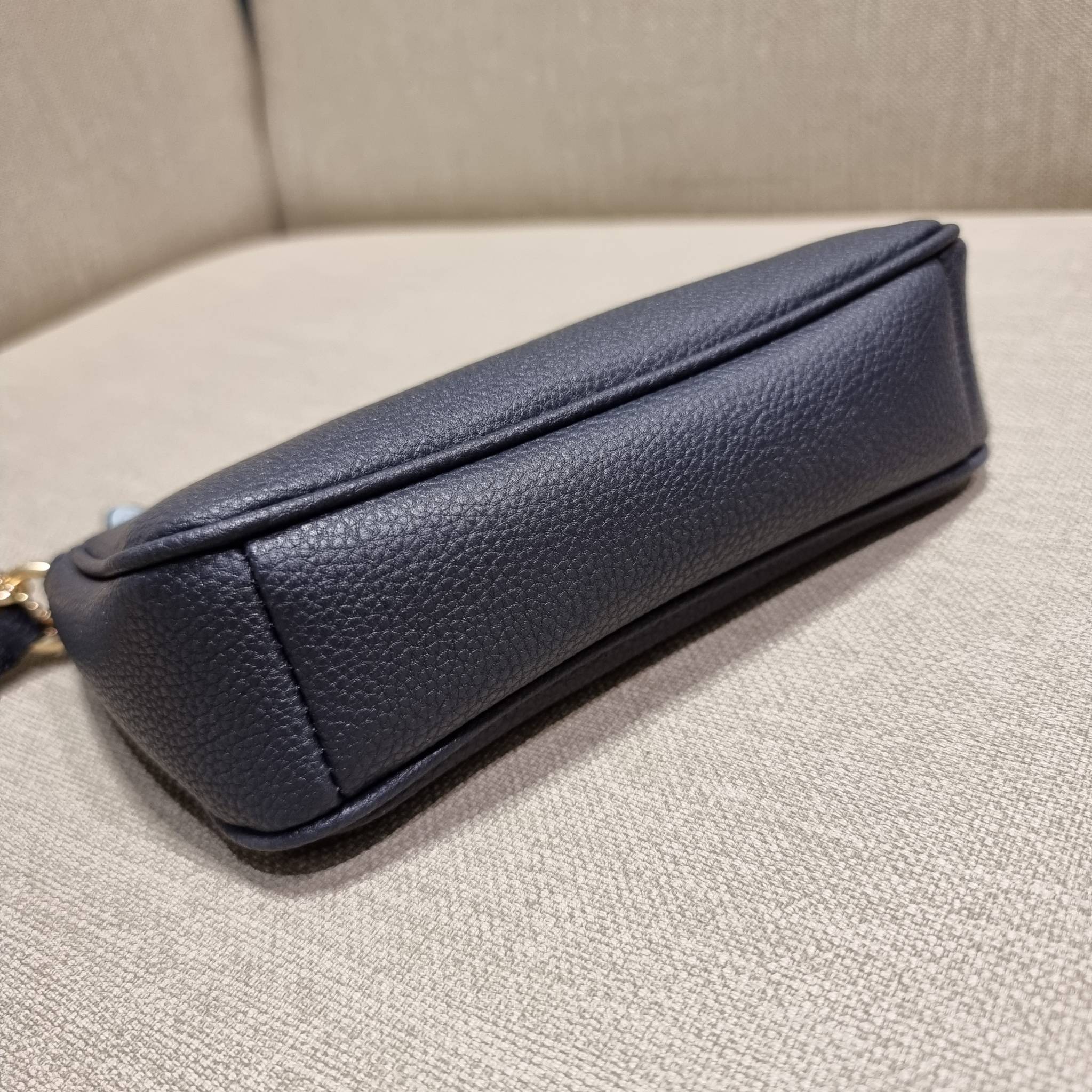 COACH C4233 NOLITA 19 WITH WHIPSTITCH คอลเลคชั่น rare item น่ารักน่าใช้ ในสไตล์คลาสสิค กระเป๋าทรงพอชขนาดมินิ ที่สามารถสะพายไหล่ และกึ่งคล้องมือใช้ได้ 2 สไตล์ ปรับสายให้มาเกี่ยวฝั่งเดียวเพื่อใช้เป็นคล้องมือ หรือปรับเกี่ยวอีกฝั่งใช้คล้องแขน คล้องไหล่ก็เก๋มา