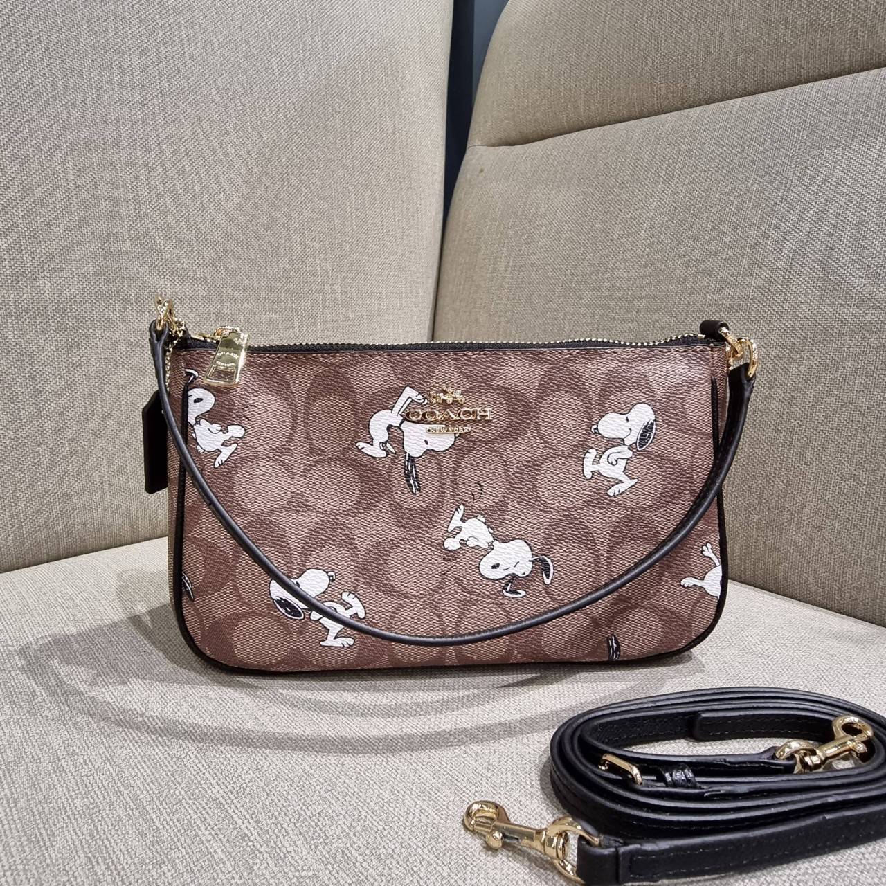 OUTLET 】COACH F36674 TOP HANDLE POUCH IN SIGNATURE WITH SNOOPY PRINT คอลเลคชั่นใหม่ ในสไตล์พอช มาให้ช้อปก่อนใครในไทยจ้า น่ารักน่าใช้ไปอีกกับกระเป๋าสะพายทรงฮิตตลอดกาล ด้วยดีไซน์ที่ออกมาให้ใช้งานได้ง่าย ขนาดกำลังเหมาะ วัสดุแคนวาสทนทาน ดีไปหมดขนาดนี้!! คุณลู