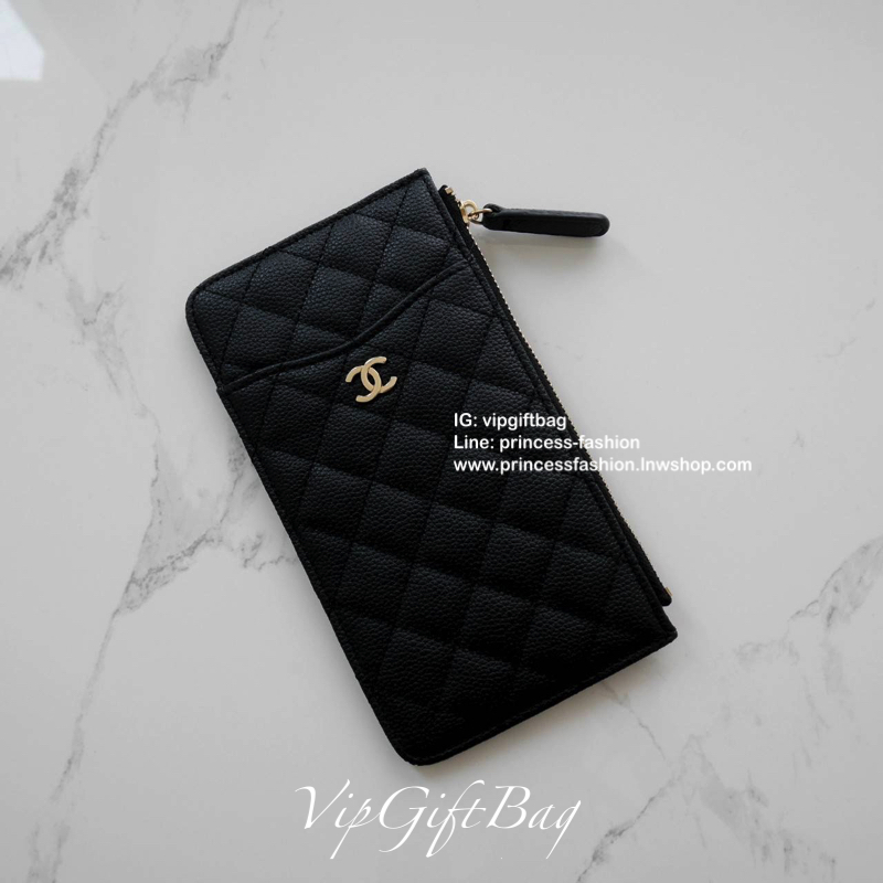 พร้อมส่งที่ไทยแล้วค่ะ♡♡ **สำหรับคนชอบพกน้อย **กะทัดรัด แนะนำรุ่นนี้คะ งานพรีเมี่ยมกิ้ฟท์จากเค้าเตอร์ต่างประเทศ กระเป๋าสตางค์ทรงสวย สะดุดตา หนังสัมผัสลายด้าน จากแบรนด์ CHANEL (GWP) ด้านหน้ามีโลโก้แบรนด์ CC สีทองหรู **อะไหล่สีทองทั้งใบ มีช่องซ