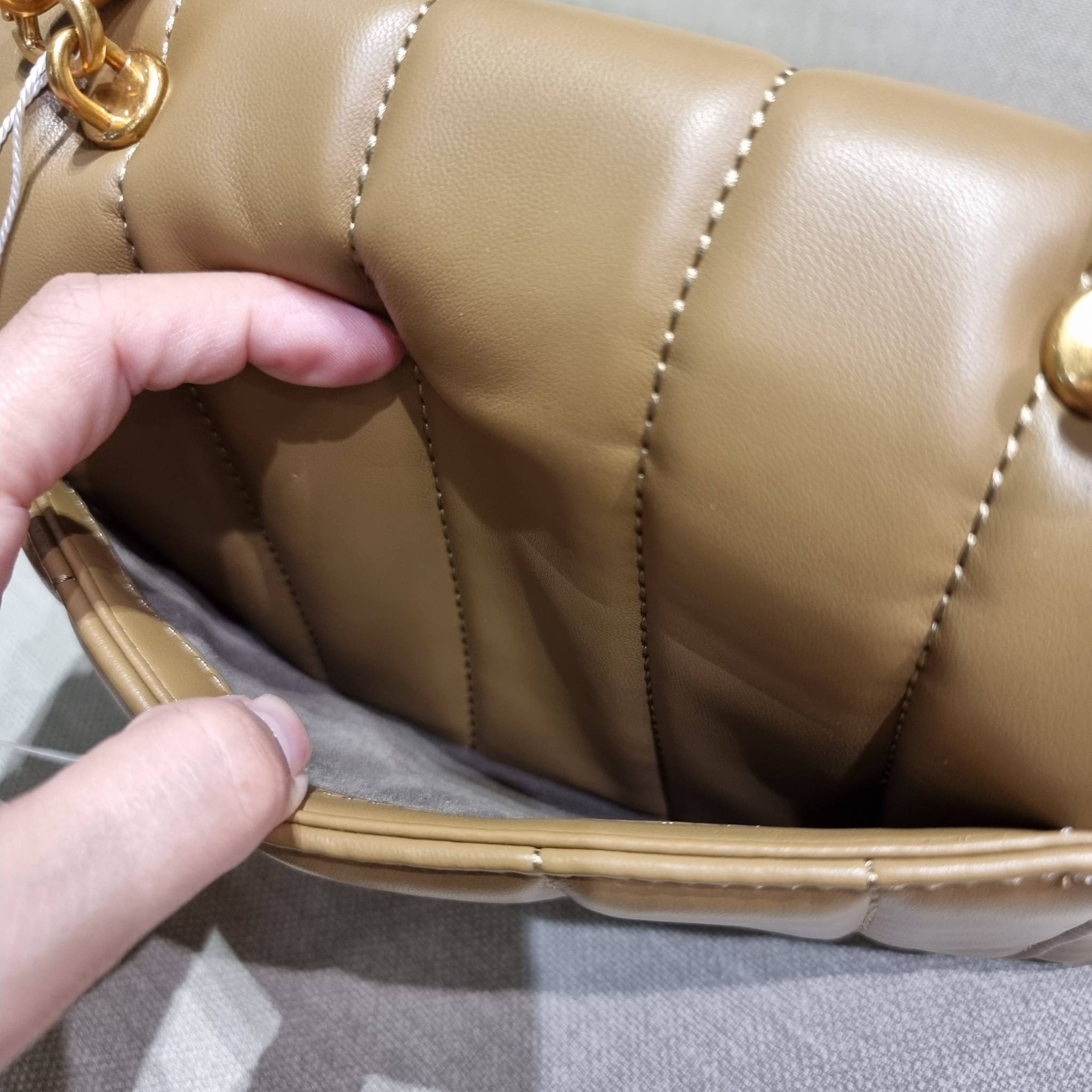 TORY BURCH KIRA QUILTED SMALL SATCHEL มาแล้วด่วนๆ!! กับคอลที่ปังไม่ไหว พร้อมเสิร์ฟสีคลาสสิค กระเป๋าถือ/สะพาย ทรงสวย สะพายคล่องตัว หนังแท้ ดีไซน์บุนวม เส้นคมสวยหรู วัสดุหนังแกะ สัมผัสดีงาม นิ่มมือ เปิด-ปิดด้วยอะไหล่บิดล็อค ภายในเป็นช่องโล่ง มีช่องซิป ใส่ขอ