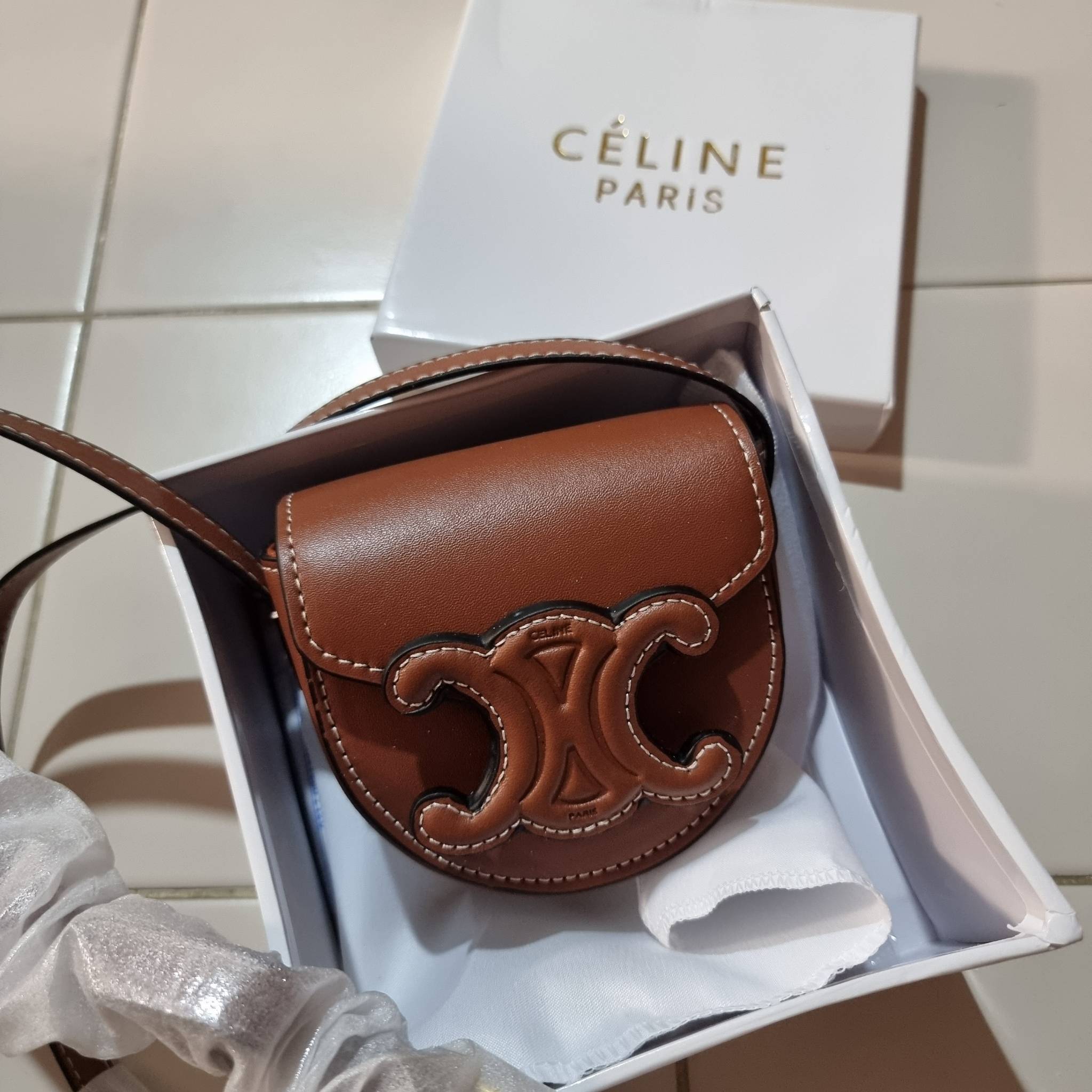 CELINE BESACE CUIR TRIOMPHE MINI BAG รุ่นที่หนุ่มๆสาวๆต่าวก็ถามหา!! เดอะเบสท์เซลเลอร์ กระเป๋าสะพายมินิไซส์ เล็กแต่ปังมาก!! ดีเทลเรียบแต่หรู วัสดุหนังแท้ สีคลาสสิค เปิด-ปิดด้วยกระดุมแน่นหนา ภายในเป็นช่องโล่ง สายสะพายในตัวปรับได้ตามชอบ ใบนี้สามารถใส่บัตร ใส