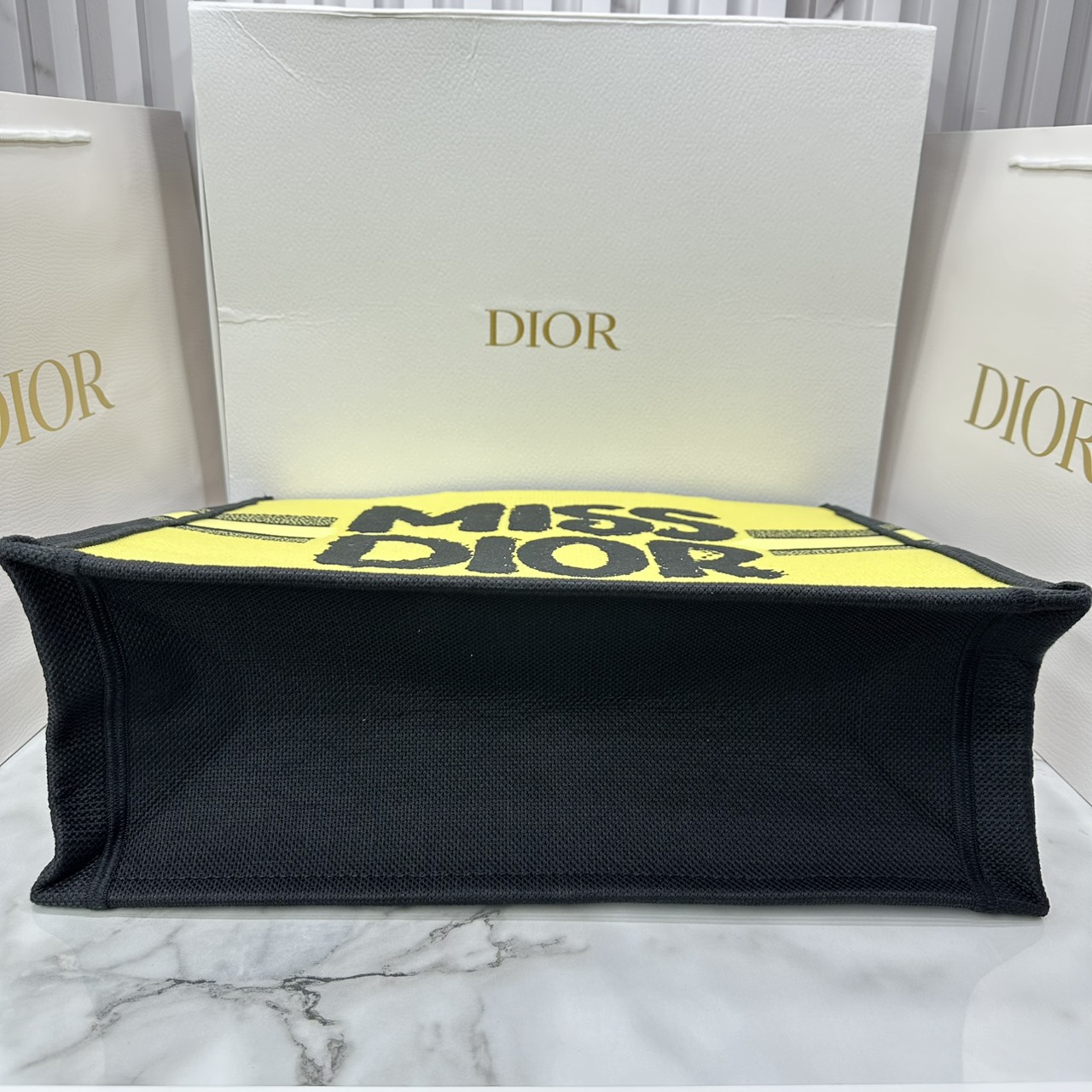 ORI หนังแท้ | ORI หนังแท้ | Dior BookTote Yellow-Blue Miss Dior Embroidery Tote Bag กระเป๋าทรงโท้ทคอลใหม่ โทนสีสดใสคลาสสิก สวยงามและหรูหรา