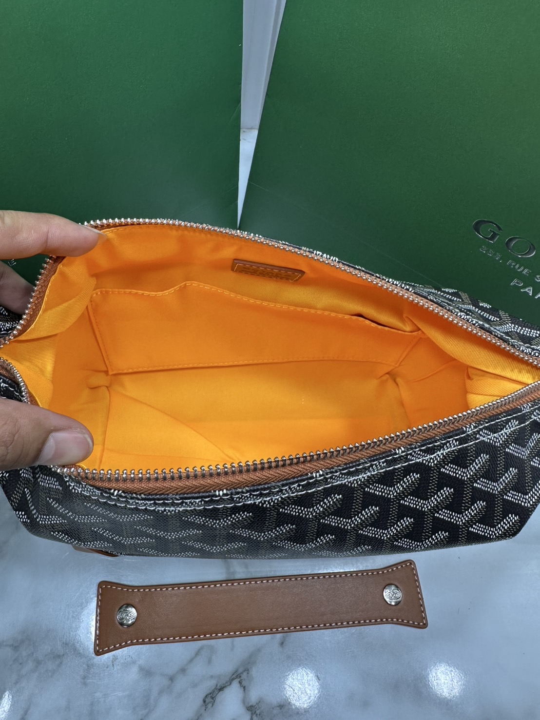 ORI หนังแท้ | Goyard Bowling 25 Toiletry Bag / Goyard Pouch กระเป๋าทรงพอช พร้อมสายถือจับถนัดมือใช้งานง่ายกะทัดรัด ตอบโจทย์ความเรียบง่ายแต่คลาสสิก ใช้ได้ทั้งชายหญิง หรูหรา ติดแกรมที่สุด เป็นรุ่นตามหา ที่ตอนนี้มีพร้อมส่งแล้วค่า