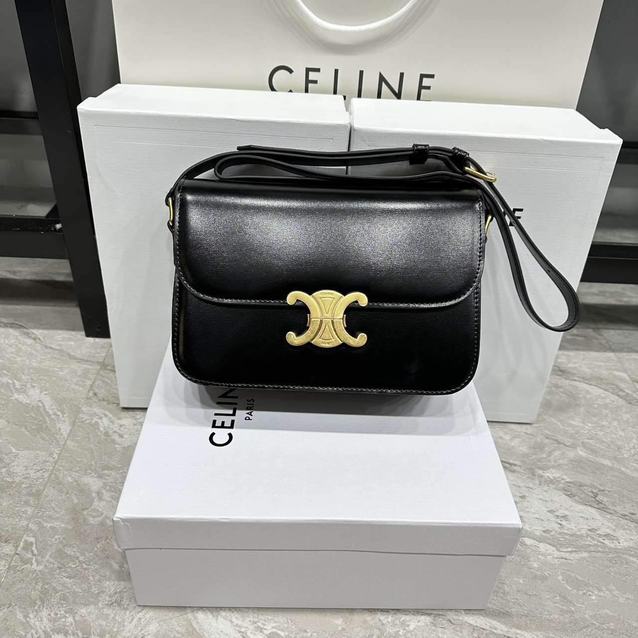 ORI หนังแท้ | 9" CELINE CLASSIQUE TRIOMPHE bag in natural leather กระเป๋าสะพายรุ่นยอดนิยม ด้วยรูปทรงสี่เหลี่ยมผืนผ้า ดีไซน์คล่องตัวถ่ายทอดให้เห็นถึงแก่นแท้ของสไตล์