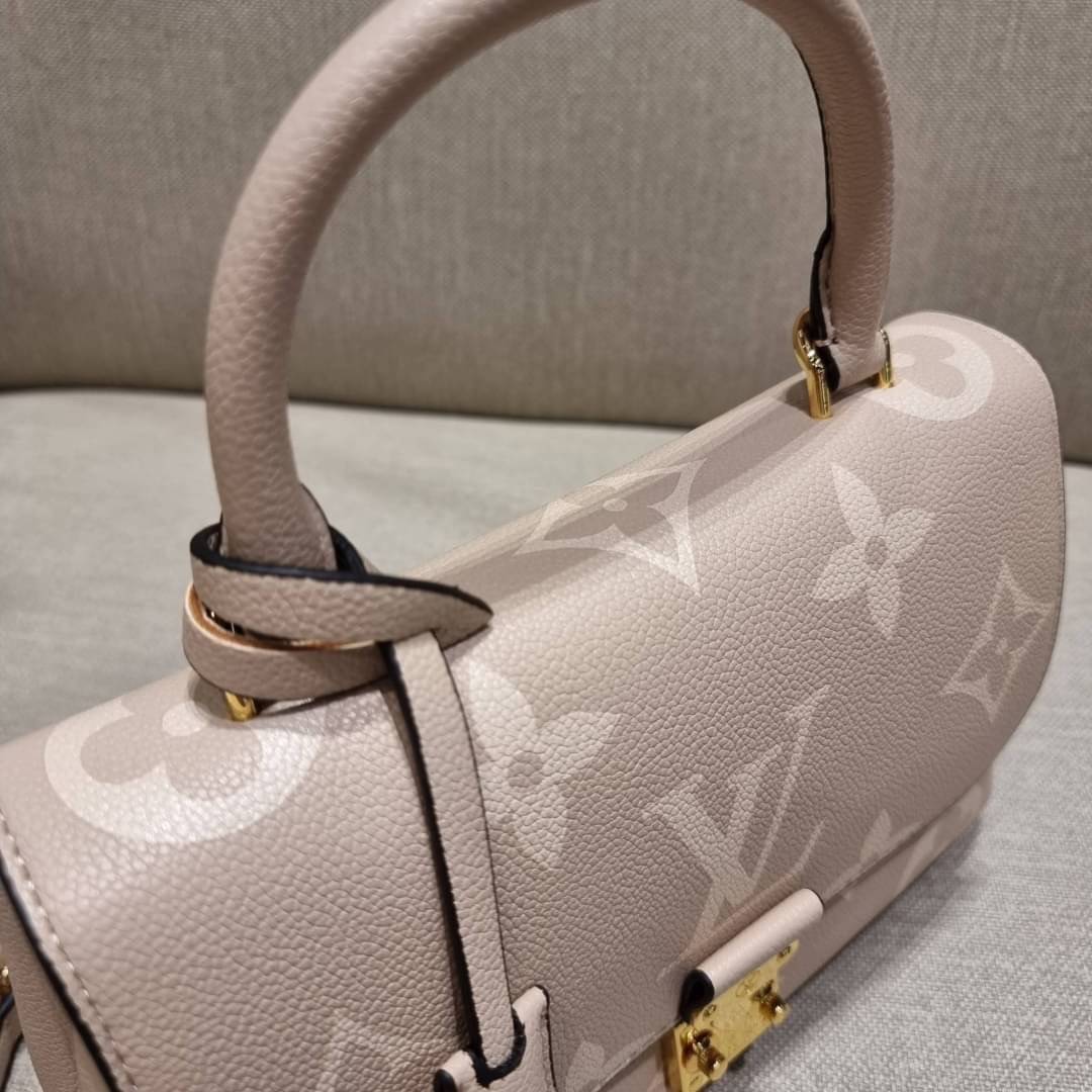 VIP 🥂 LV MADELEINE BAG ใหม่ล่าสุด อีกหนึ่งรุ่นคลาสสิคหายาก ที่สาวๆรอคอย กระเป๋าถือ/สะพายข้าง ดีไซน์เรียบง่าย แต่เต็มไปด้วยดีเทลความหรู วัสดุหนังวัวปั๊มลายเอกลักษณ์ เปิด‐ปิดด้วยอะไหล่กดล็อคสีทองหรู และมีพวงหนังห้อยพิเศษแถมมาให้ด้วย ภายในแบ่งสัดส่วน