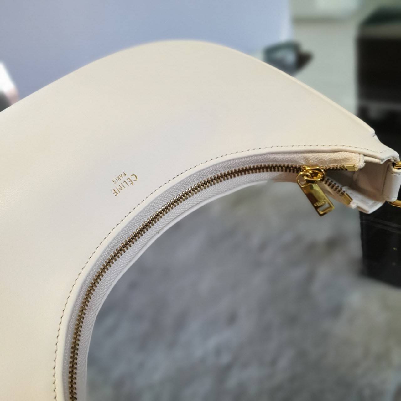 CELINE SHOULDER BAG VIP GIFT WITH PURCHASE (GWP) AVA BAG IN SMOOTH CALFSKIN พรีเมี่ยมกิ๊ฟ Limited Edition จาก CELINE HAUTE PARFUME DUTYFREE COUNTER วัสดุหนังสังเคราะห์เรียบสวย ดีไซน์สวยหรูฮิตสุดในเกาหลี! หนังสวยอยู่ทรงกันน้ำ เปิดปิดด้วยซิปแบรนด์ ภายในโล่ง