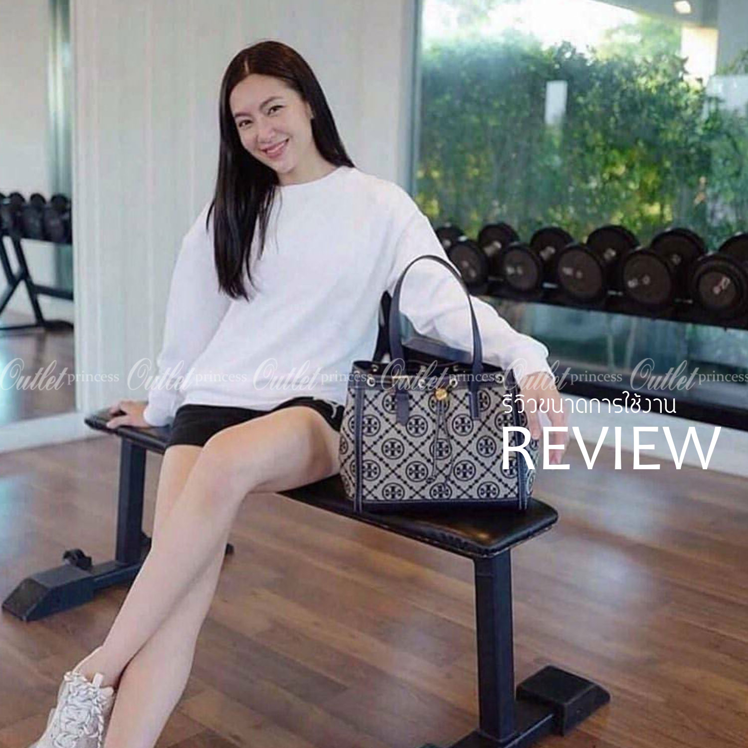 TORY BURCH FACTORY MONOGRAM JACQUARD TOTE BAG กระเป๋าถือหรือสะพายรุ่นล่าสุดดีไซน์ยอดนิยมจาก TORY BURCH FACTORY OUTLET วัสดุ Woven Jacquard & Leather ทอลาย Jacquard Singnature แบรนด์รอบใบสวยอยู่ทรงเป็นเอกลักษณ์ เปิดปิดแบบ Drawstring ขนาดใหญ่กำลังดี กว้างแล