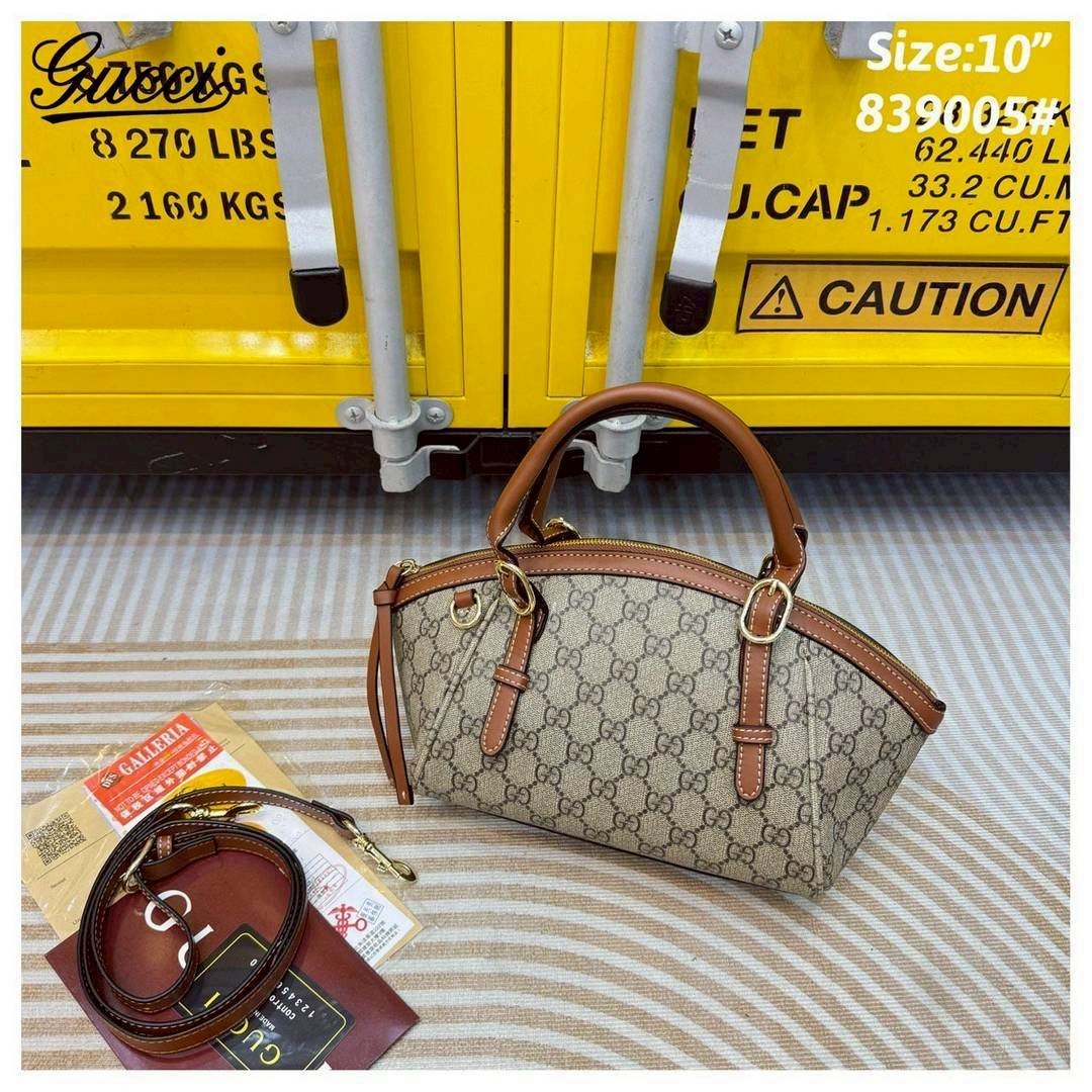 GUCCI GG Emblem small top handle bag กระเป๋าสะพายทรงโท้ทใบเล็ก ที่ขนาดกำลังสวย ใส่ของได้แบบจุกๆ