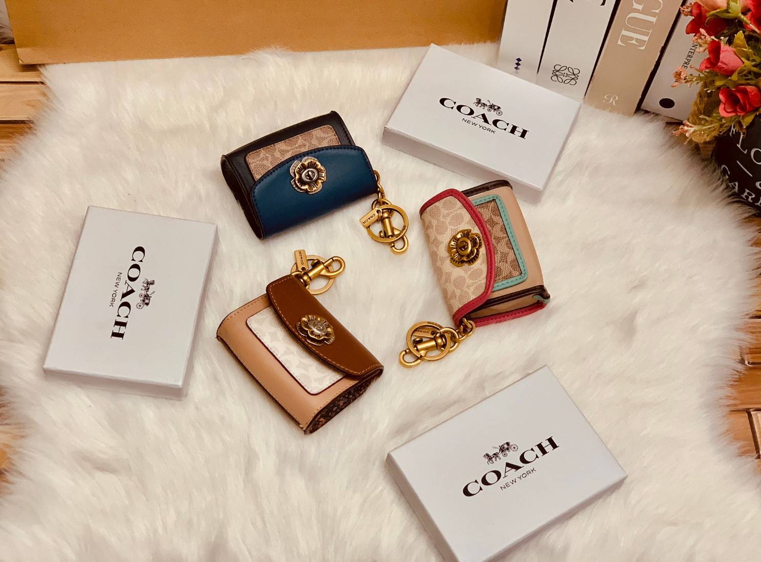 พวงกุญแจสวยๆ ไว้คล้องกระเป๋าใบสวยยกันค๊าา😘 COACH PARKER CHARM COLORBLOCK SIGNATURE ✔️พวงกุญแจจากแบรนด์ Coach สินค้าจำนวนจำกัดนะคะ❗️ ✔️สามารถใช้เป็นพวงกุญแจ//หรือใส่เหรียญด้านในกระเป๋าได้ค่ะ//เปิดปิดแบบกระดุมนะคะ
