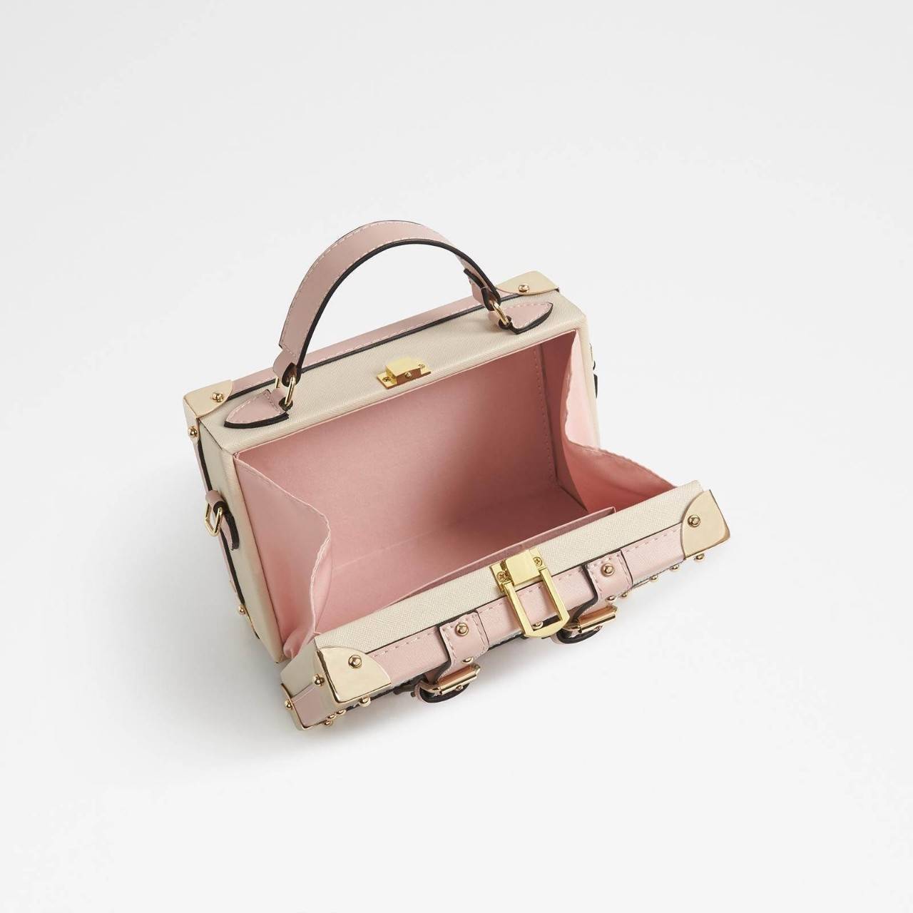 ALDO CALINI กระเป๋าถือ/สะพายทรงกล่องวางอยู่ทรงสวย แต่งกระเป๋าด้วยแสตมป์สวยเก๋มากๆ ลายสุดน่ารัก มีโลหะที่มุมกระเป๋าทั้ง 4 มุม มีหมุดรองฐาน 4 มุม เปิดปิดด้วยตัวล็อกด้านบน ด้านในเป็นช่องกว้าง ใส่ของได้เยอะพอสมควรเลยค่ะ ใส่ Iphone7 plus ได้ คสอ/กระเป๋าเงินใบส