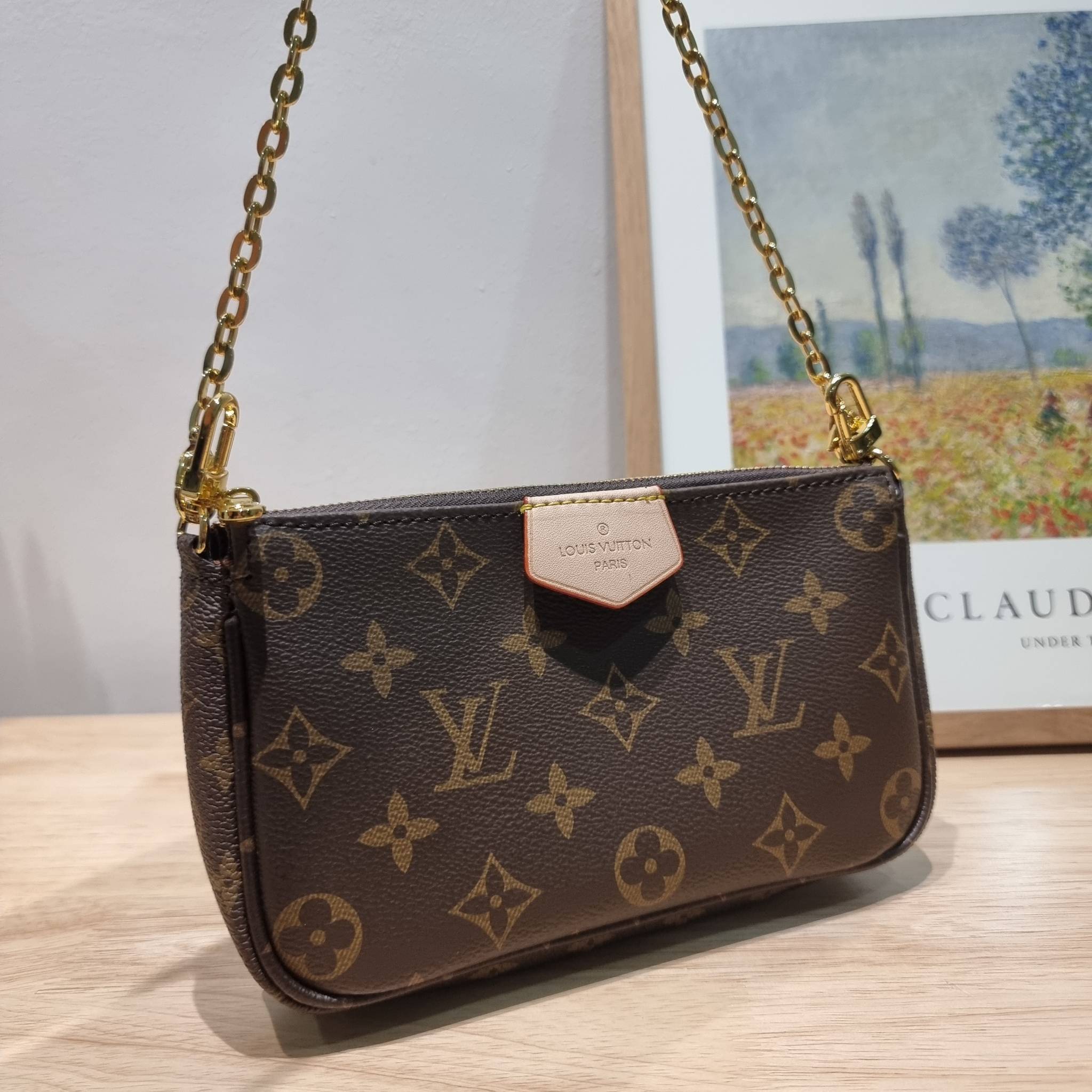 Set 4 ชิ้น LV Multi Pochette Bag New in!! กับ box set ชวนสะสม ที่จับเอารุ่นยอดฮิต มามิกซ์รวมกับไอเท็มสุดคุ้มของมันต้องมี!! จัดเรียงให้อยู่ในกล่องสุดหรู ไม่ว่าจะตัวกระเป๋า กระเป๋าสตางค์ กระเป๋าจิ๋ว ใบไหนๆก็นำมาใช้งานได้จริง คุ้มค่ามากๆ แถมฟรี! ริบบิ้นลายลิ