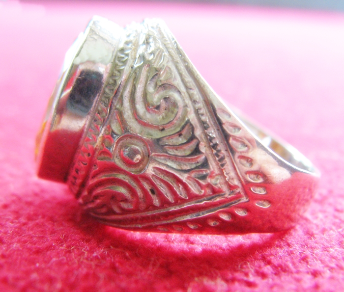 สินค้าจองค่ะ แหวนพลอยบุษราคัมเนื้อทองขาวด้านข้างลายมอญ(เหมาะกับราศีพิจิก,คนเกิดปีวอก)ค่ะ