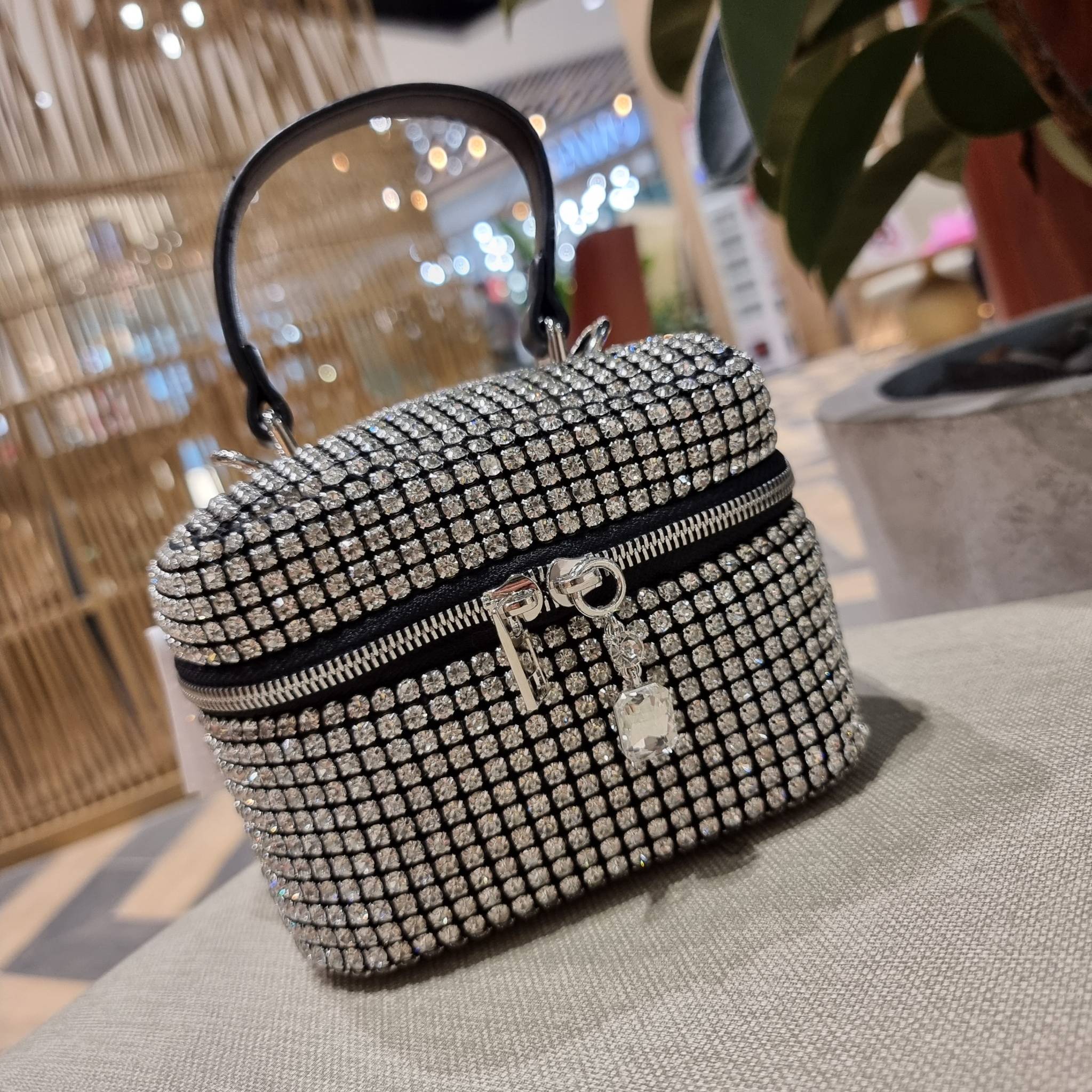 ALEXANDER WANG HEIRESS BOX BAG IN RHINESTONE MESH ใหม่ก่อนใคร กับไอเท็มสุดเอ็กซ์คลูซีฟ วีไอพีจากเคาน์เตอร์ กับกระเป๋าถือ/สะพายทรงกล่องตกแต่งพลอยเทียม หรูหรา โดดเด่น ดูแพง ด้วยการตัดเย็บเรียงร้อยลงบนตาข่ายเนื้อละเอียด ทำให้ดูดีมีราคางดงามมากๆ เปิด-ปิดด้วยซ