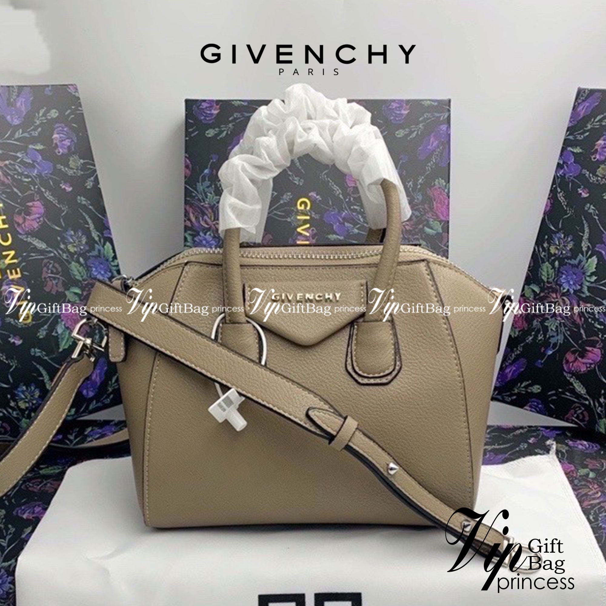 Givenchy Antigona Mini leather shoulder bag กระเป๋าสะพายทรงหมอน งานซิปบน หนังเรียบ อะไหล่เงิน มาพร้อมสายสะพายยาวถอดออกถือได้ กระเป๋าสุดคลาสสิก ใบเดียวก็เอาอยู่ Day to Night Bag เข้าได้กับลุค Smart Casual ด้วยทรงกระเป๋าที่ฐานกว้างใส่ของใช้ที่จำเป็นได้ทุกอย