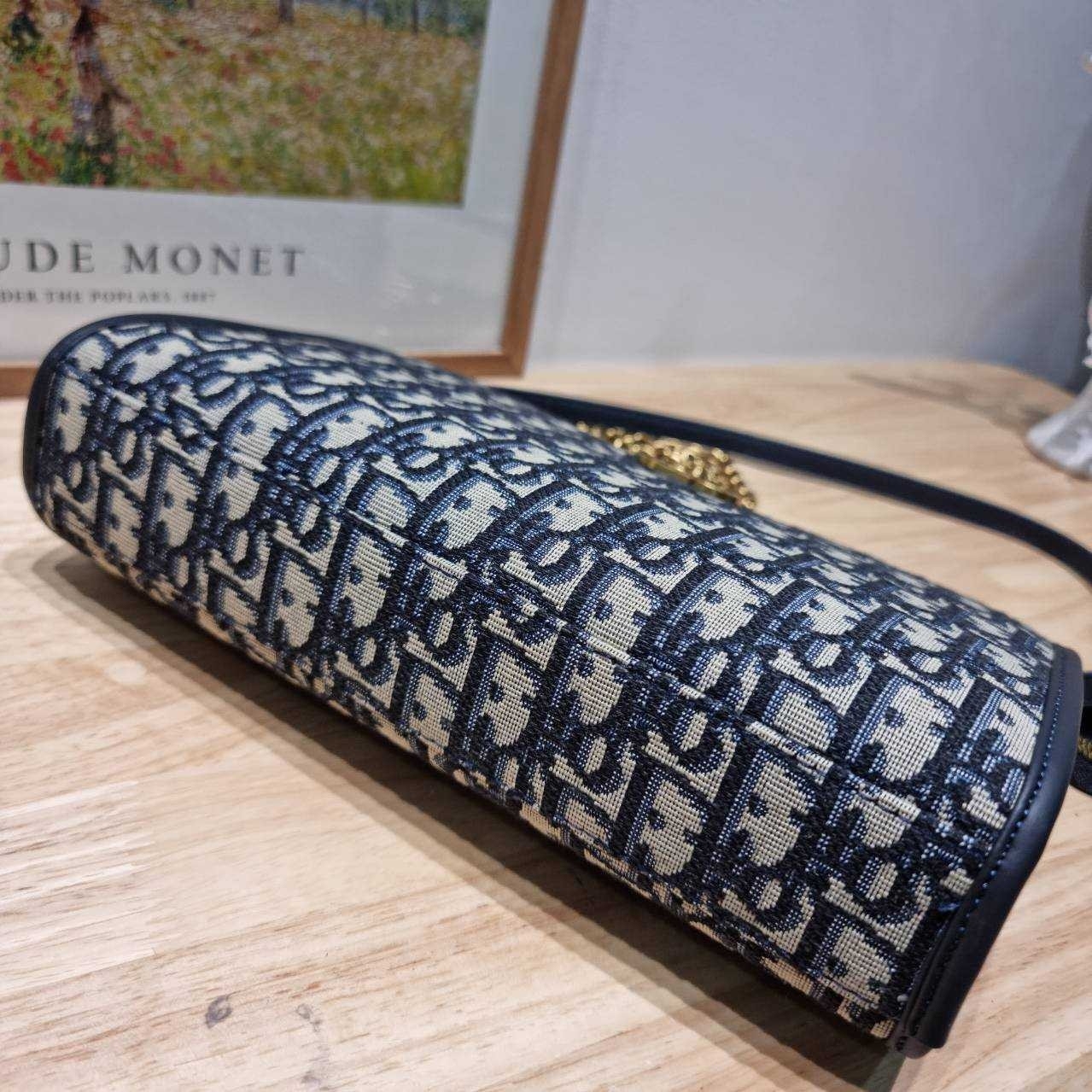 CD 30 MONTAIGNE DEA POUCH Dior Oblique กระเป๋าทรงพอชสุดชิค ที่มีทั้งความหรูหราและสปอร์ตในตัว พกพาง่าย ใช้งานสะดวก