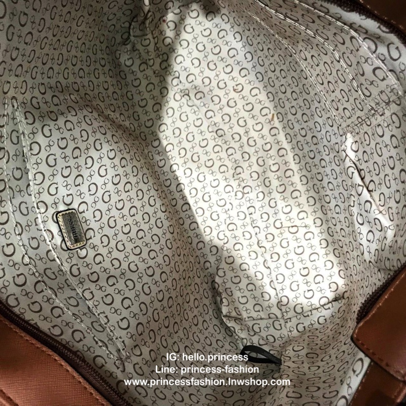 GUESS LARGE SHOPPER BAG WITH POUCH กระเป๋าสะพายรุ่นใหม่ล่าสุดจาก GUESS FACTORY หนัง Saffiano สวยหรูอยู่ทรง ด้านหน้ามีโลโก้แบรนด์ ด้านหลังมีช่องใส่ของ หูหิ้วสะพายไหล่ได้มาพร้อมสายสะพายยาวถอดได้ปรับได้ มีกระเป๋าใบเล็กเข้าชุดกันห้อยที่หูหิ้ว ใบเล็กถอดเเยกใช้