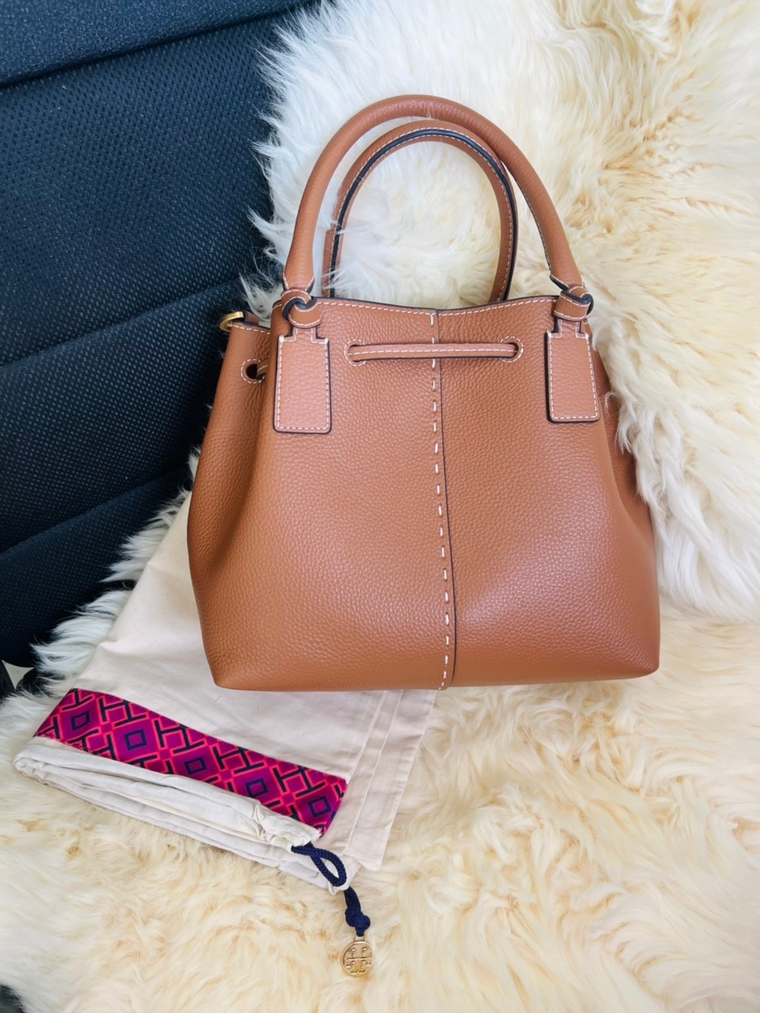 OUTLET 】TORY MCGRAW SMALL DRAWSTRING กระเป๋าถือหรือสะพายข้าง วัสดุหนังวัวแท้ อะไหล่ทอง เปิด-ปิดด้วยสายหนังรูด จะถือหรือสะพายข้างได้Crossbodyได้ น้ำหนักเบาจุของได้เยอะ ด้านหน้าประดับโลโก้แบรนด์ ด้านในมีช่องเล็กสำหรับใส่บัตรใส่ตังค์ได้ มีสายยาว ปรับสายได้ ถ