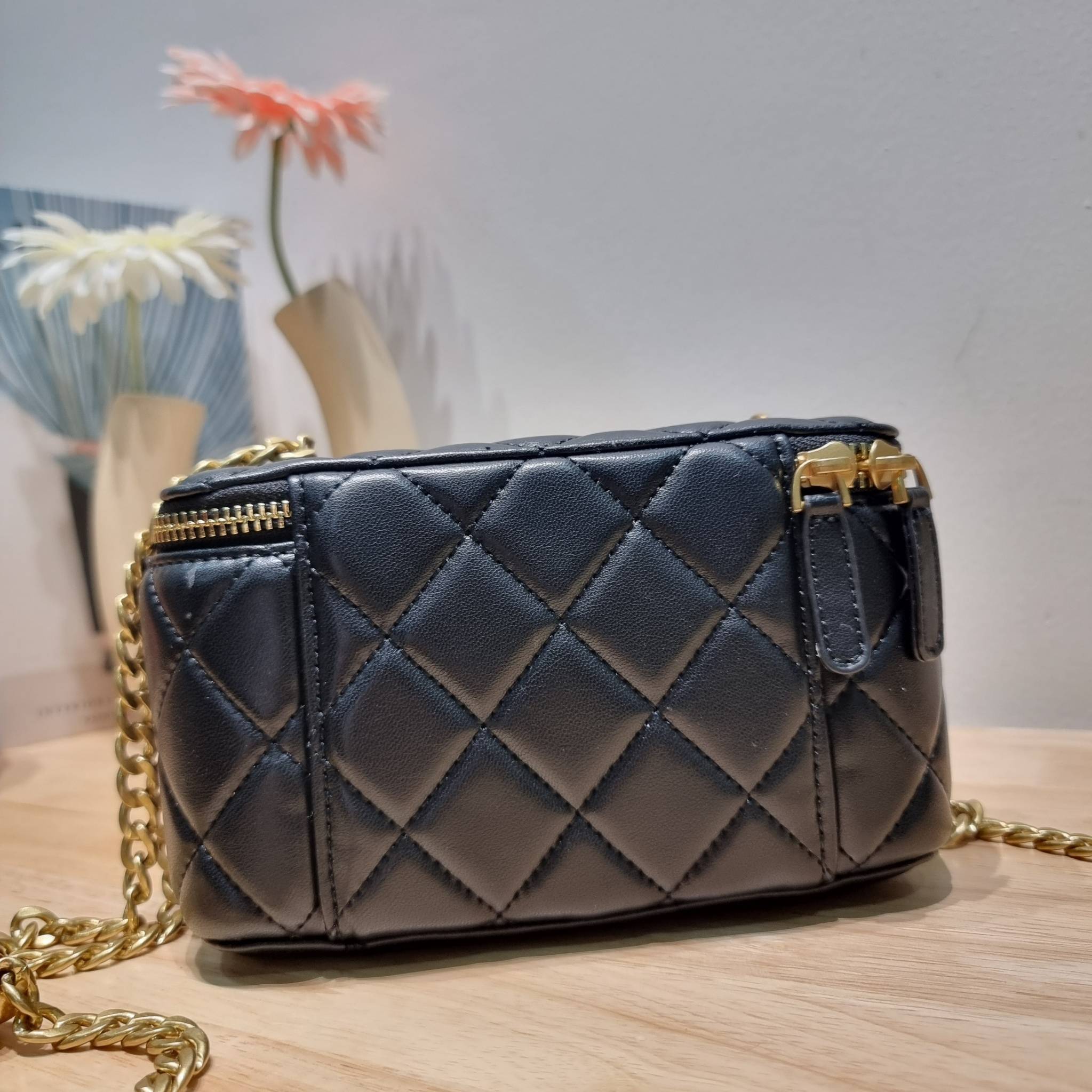 Chanel camellia vanity case bag พลาดไม่ได้เลยกับคอลสุดแซ่บ ดีไซน์ใหม่ 2023 นอกจากความคลาสสิคของรูปทรง ตัวอะไหล่ก็ยังปรับเพิ่มดีเทลความหรู