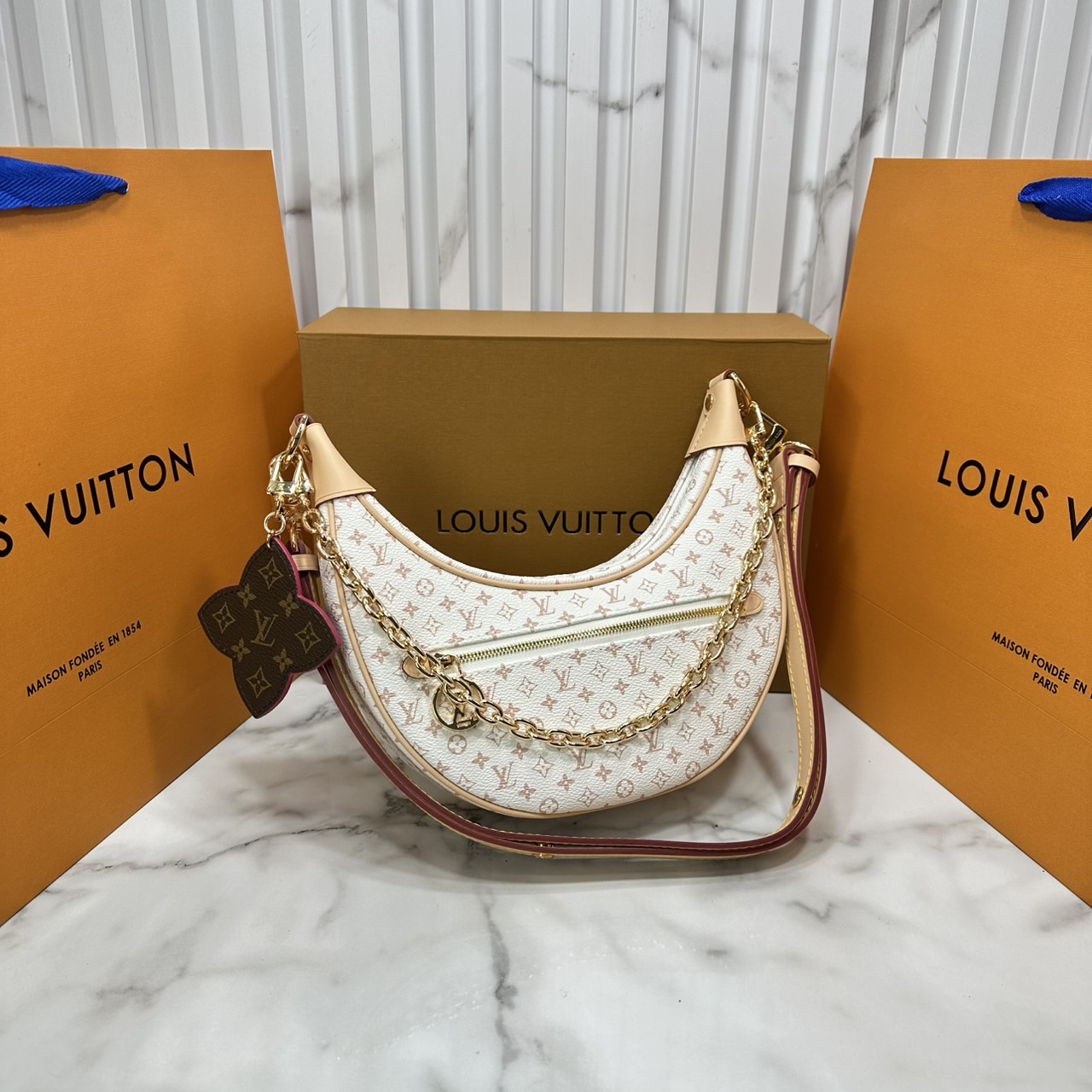 ORI หนังแท้ | LV Loop PM Bag กระเป๋าสะพาย ดีไซน์ทรงพระจันทร์ครึ่งเสี้ยวได้แรงบันดาลใจจากกระเป๋ารุ่น Croissant อันเป็นตำนานของเมซง รูปทรงกระเป๋ากะทัดรัดรับกับรูปร่างมาพร้อมสายโซ่