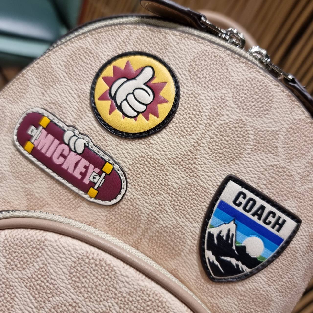 COACH 3892 DISNEY MICKEY MOUSE x COACH SIGNATURE SMALL BACKPACK เป้รุ่นลิมิเต็ดสุดหายาก!! คิ้วท์ๆ น่ารักน่าใช้มากๆ ด้วยดีไซน์ที่โดดเด่น 🎒💓 วัสดุหนังแคนวาสคุณภาพดี มีช่องซิปแยกให้หลายช่อง สายสะพายปรับได้ตามถนัด รุ่นนี้ขับผิวดีมากๆ ถ่ายรูปได