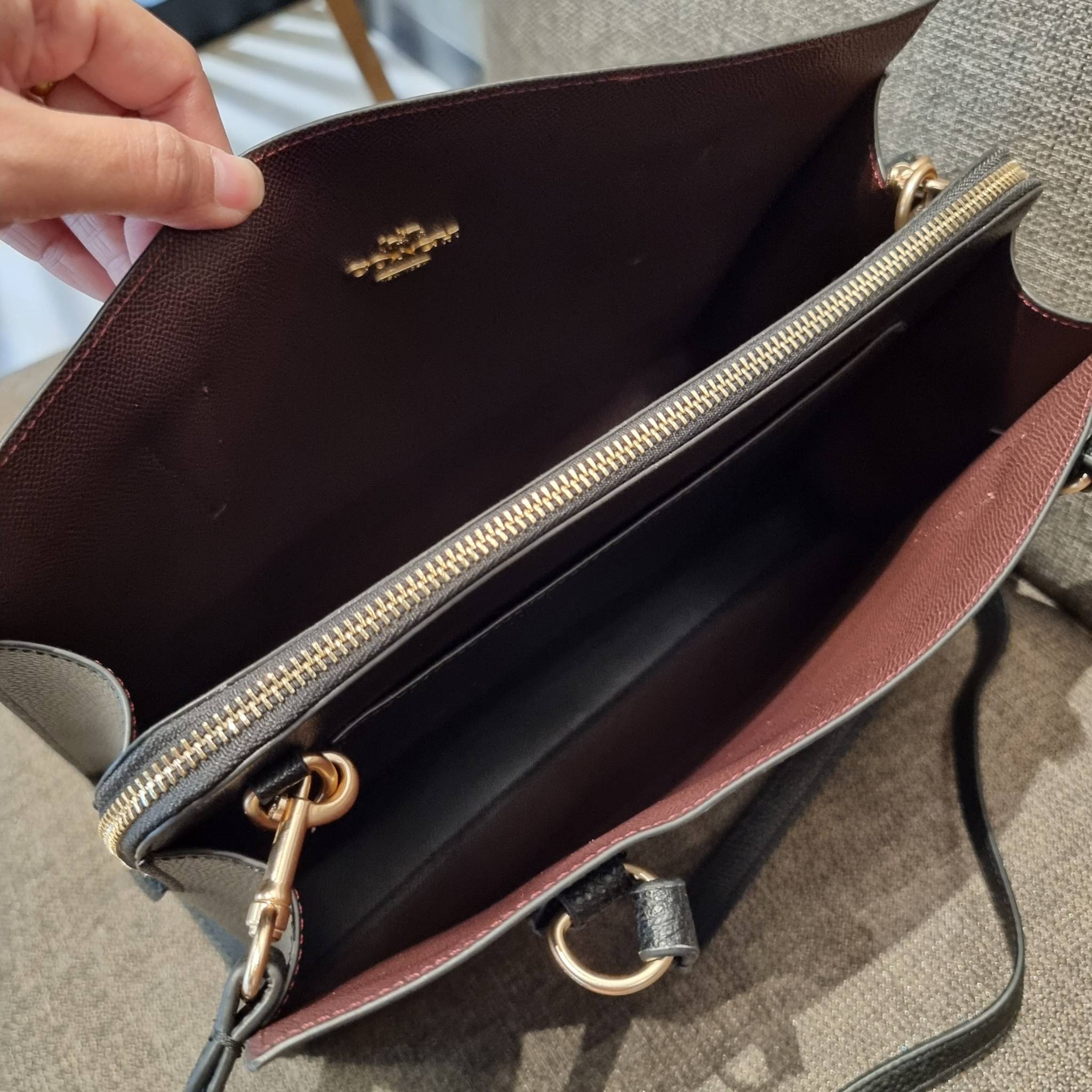 COACH C4075 TATUM CARRYALL IN SIGNATURE CANVAS คอลเลคชั่นใหม่ล่าสุด จัดมาให้ได้สวยก่อนใคร สวยหรูทุกสี!! ลุคผู้ดีต้องมาอีกหนึ่ง กระเป๋าสะพายทรงสวย ที่มาพร้อมสายสะพายไหล่ในตัว และสายครอสบอดี้สำหรับสะพายข้าง วัสดุหนัง crossgrain สวยคมมากๆ ตัวกระเป๋าถูกแบ่งเป