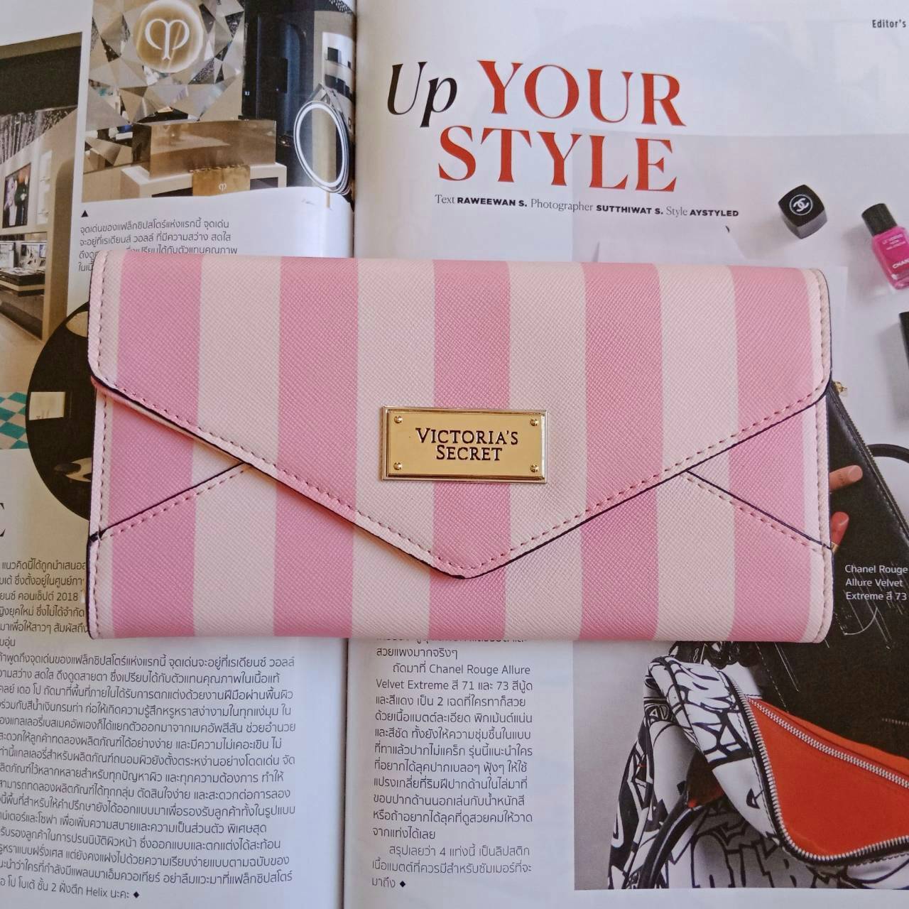 กระเป๋าสตางค์ลาย signature จากแบรนด์ฮิตอย่าง Victoria Secret โทนสีชมพู ขนาดกะทัดรัด เปิดปิดด้วยฝาพับกระดุม แบบสามตอน ด้านในมีช่องใส่ธนบัตรยาวได้ ใส่บัตรหลายช่อง แถมยังมีช่องซิปใหญ่อีกหนึ่งช่อง เพิ่มความเก๋ด้วยช่องใส่รูปตรงกลาง สวยครบจบทุกฟังค์ชั่น ให้เป็น