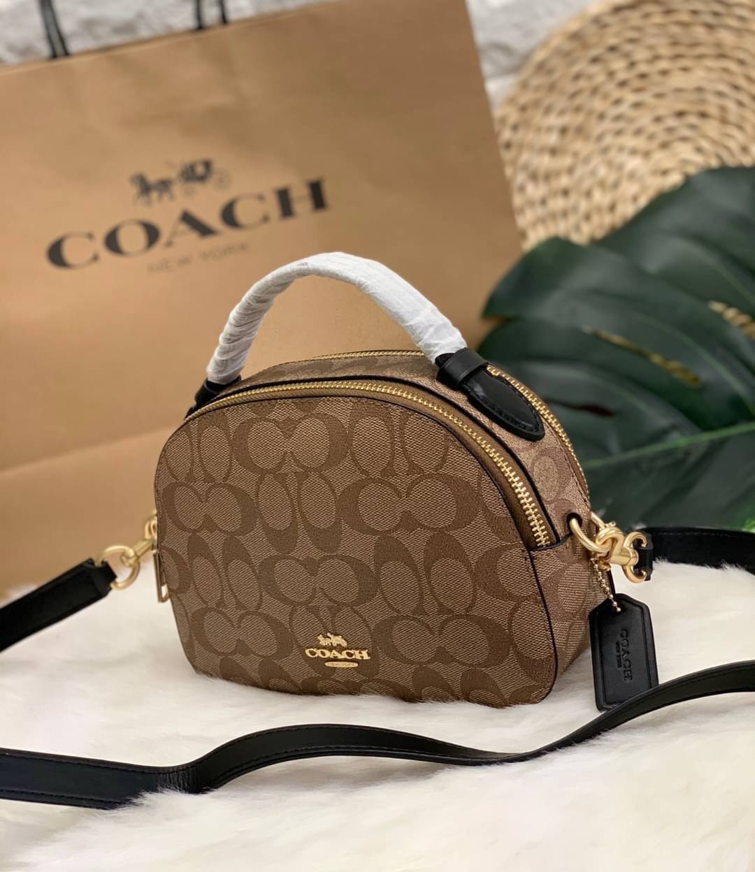 COACH SERENA SATCHEL CROSSBODY BAG กระเป๋าทรงโดมเล็ก น่ารัก แต่ใส่ของได้จุเลยทีเดียว!! มี2ช่องซิปหลัก ช่องค่อนข้างกว้าง สามารถใส่กระเป๋าเงินใบกลางได้;ของจำเป็นอื่นๆได้ครบเลยค่ะ มีช่องเล็กให้ใส่ของจุกจิก ด้านหลังมีช่องเล็กให้อีกช่องค่ะ พร้อมสายยาวถอดออกได้