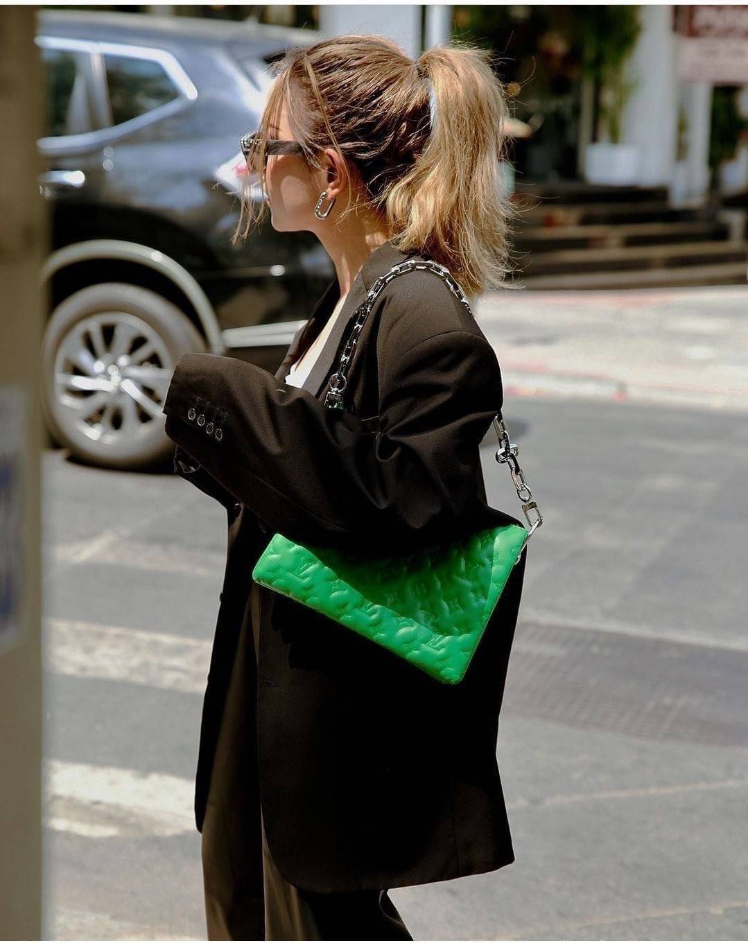 LV HANDLE POUCH MONOGRAM / LV Coussin กระเป๋าสะพายกึ่งคลัชท์ สุดล้ำ มาแรงมาก ด้วยความสวยปังตั้งแต่แรกเห็น วัสดุหนังแกะปั๊มลายสวยคม มาพร้อมสาย 2 เส้น เลิศๆ มีสายโซ่ที่มีดีเทลละเอียดไม่ซ้ำ และสายสปอร์ตครอสบอดี้ ที่จะคล้องไว้ทั้งสองเส้นก็ดีงาม หรือสลับใช้ตาม