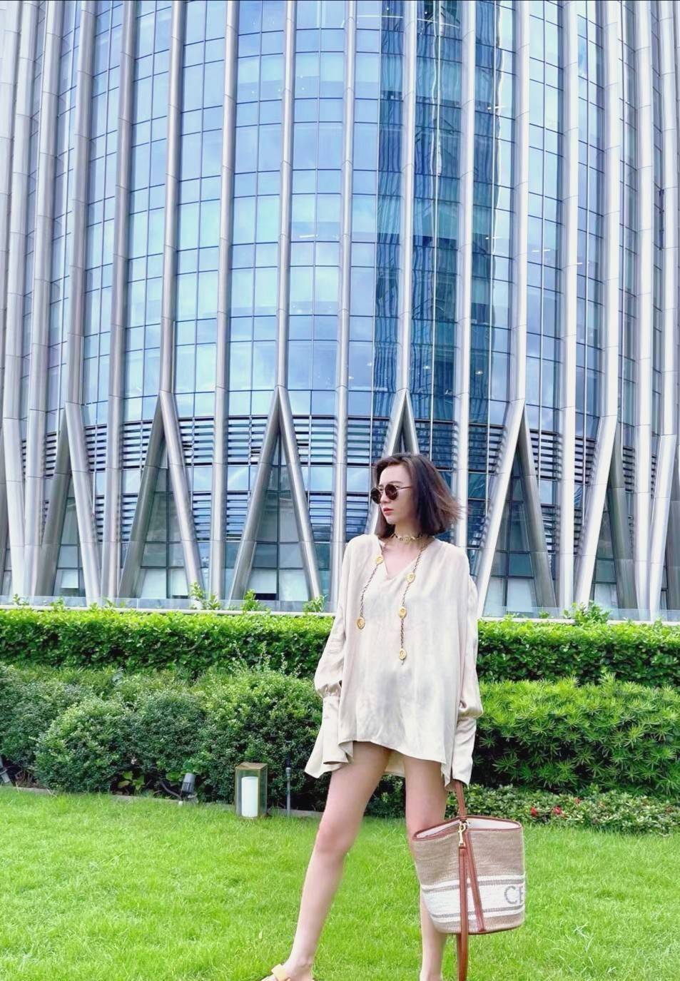 Celine Bucket Bag In Textile with Celine Logo สาว ๆ คนไหนกำลังมองหากระเป๋าสะพายที่สามารถจุของได้แบบกำลังพอดี เราขอแนะนำเป็นใบนี้เลยค่ะ เพราะมีขนาดที่ไม่เล็กและไม่ใหญ่จนเกินไป ให้ความคล่องตัวสูง มีฐานกว้างสามารถใช้สะพายไหล่เมื่อต้องการออกงานทางการหรือจะสะพ