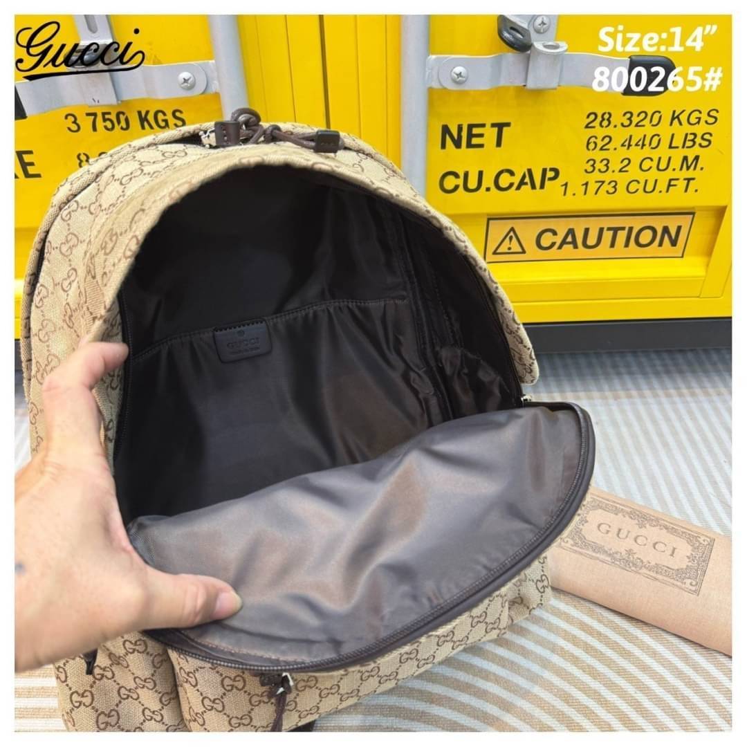 GUCCI Medium backpack with GG logo กระเป๋าเป้รุ่นใหม่เปิดตัวบนรันเวย์ Fall Winter 2024 รูปทรงผสมผสานความเรียบหรูและสปอร์ต พื้นหลังแต่งลายนูนพร้อมซับหลัง สะพายได้นานรับน้ำหนักได้ดี