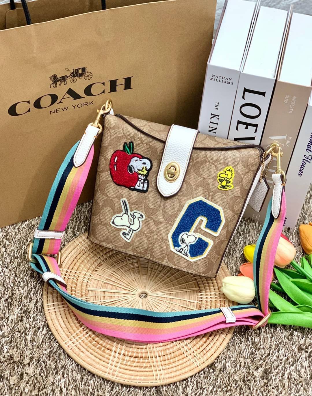 COACH C4113 - COACH X PEANUTS ADDIE CROSSBODY IN SIGNATURE CANVAS WITH VARSITY PATCHES พร้อมส่งทันที่! ลิมิเตทจาก Coach x Peanuts ที่รังสรรค์ลวดลายการ์ตูนลงบนกระเป๋าได้ซุกซนน่ารักดีมากๆค่ะ