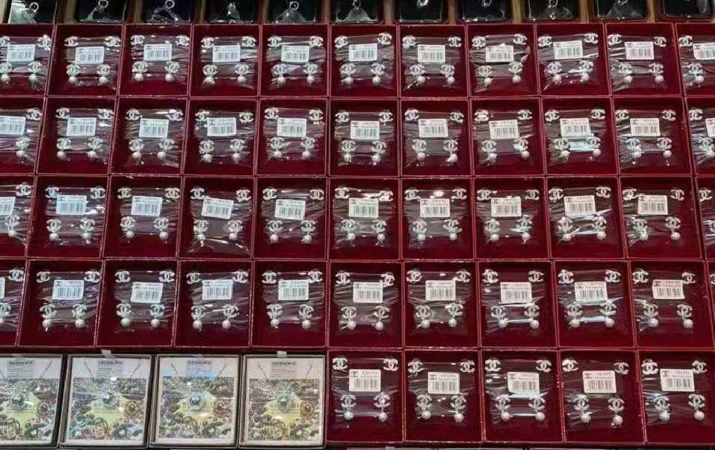 CHANEL DOUBLE EARRING VIP ชุดกิ๊ฟเซท ไอเท็มหายากชวนสะสมมาเป็นชุดให้ถึง2แบบ2สไตล์สลับใช้ ดีไซน์สวยหรูเลอค่าสุดคลาสสิค จองด่วนไอเท็มแบบนี้นานๆจะหลุดมาให้ช้อป จะซื้อใช้เองหรือมอบเป็นของขวัญก็เลิศหรูดูดีสินค้ามาใน Original Package บอกเลยว่า Must Have ซื้อ1ได้