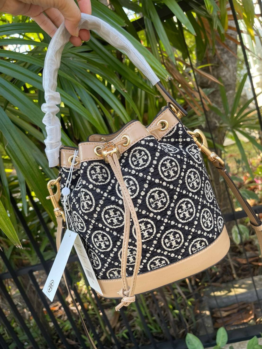 OUTTLET 】Tory burch T Monogram Chenille Bucket Bag เปิดตัวอีกหนึ่งรุ่นกับกระเป๋าลาย T MONOGRAM รุ่นใหม่ล่าสุดจาก TORY BURCH พลาดไม่ได้กับโลโก้สุดคลาสสิก ลวดลาย T Monogram คือวัสดุ chenille หรือที่เรียกว่า ด้านไหมกำมะหยี่ มารังสรรค์ลงบนกระเป๋าBucketใบนี้ เ