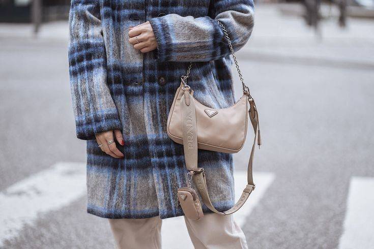 Prada Re-Edition 2005 Re-Nylon bag ใบเดียวคุ้มมากค่ะ อุปกรณ์ ครบชุด **ซื้อ1ได้ถึง3ไอเท็ม ทั้งสายยาว และกระเป๋าใส่เหรียญ และป้ายแท็คหนัง อย่างดี **อะไหล่ปั้มแบรนด์แท้ทุกจุด วัสดุทำจากผ้า Nylon อย่างดี กันน้ำได้ อยู่ทรงสวย สามารถใส่กระเป๋าตังค์ใบกลางได้ ถอด