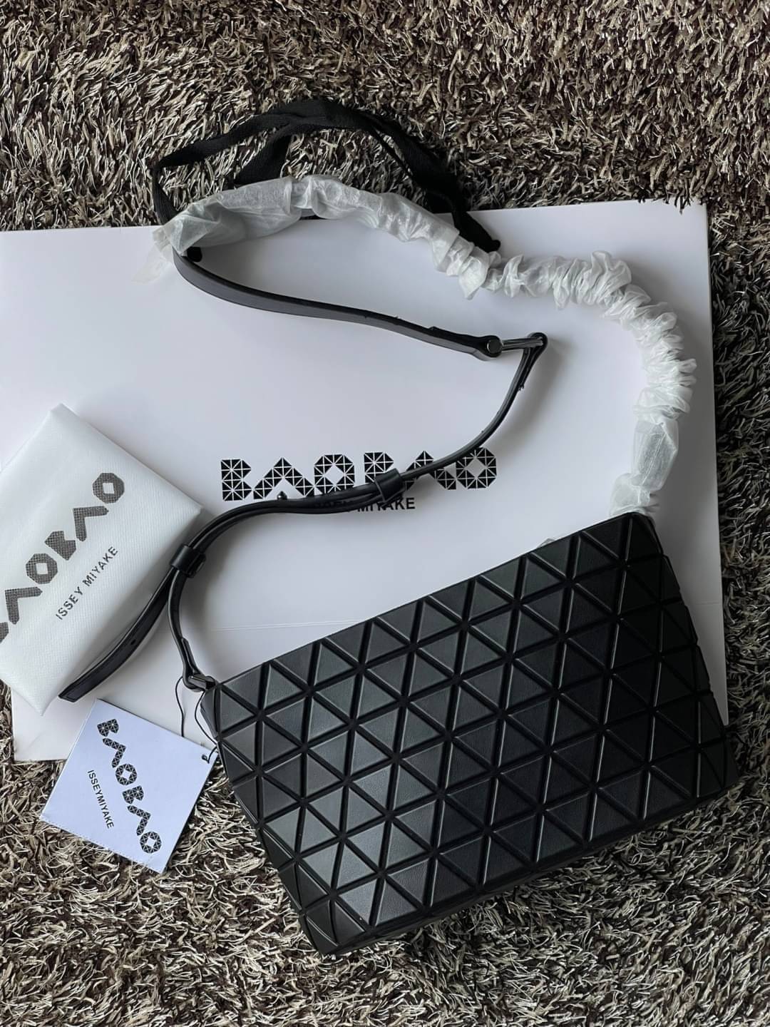 BAO BAO ISSEY MIYAKE Crystal Shoulder Bag งานดีไซน์ที่ดูเรียบง่ายทั้งรูปแบบการใช้งาน มีช่องเปิดปิดแบบซิปเพื่อให้คุณพกพาของมีค่าได้อย่างสบายใจป้องกันสิ่งของตกหล่น