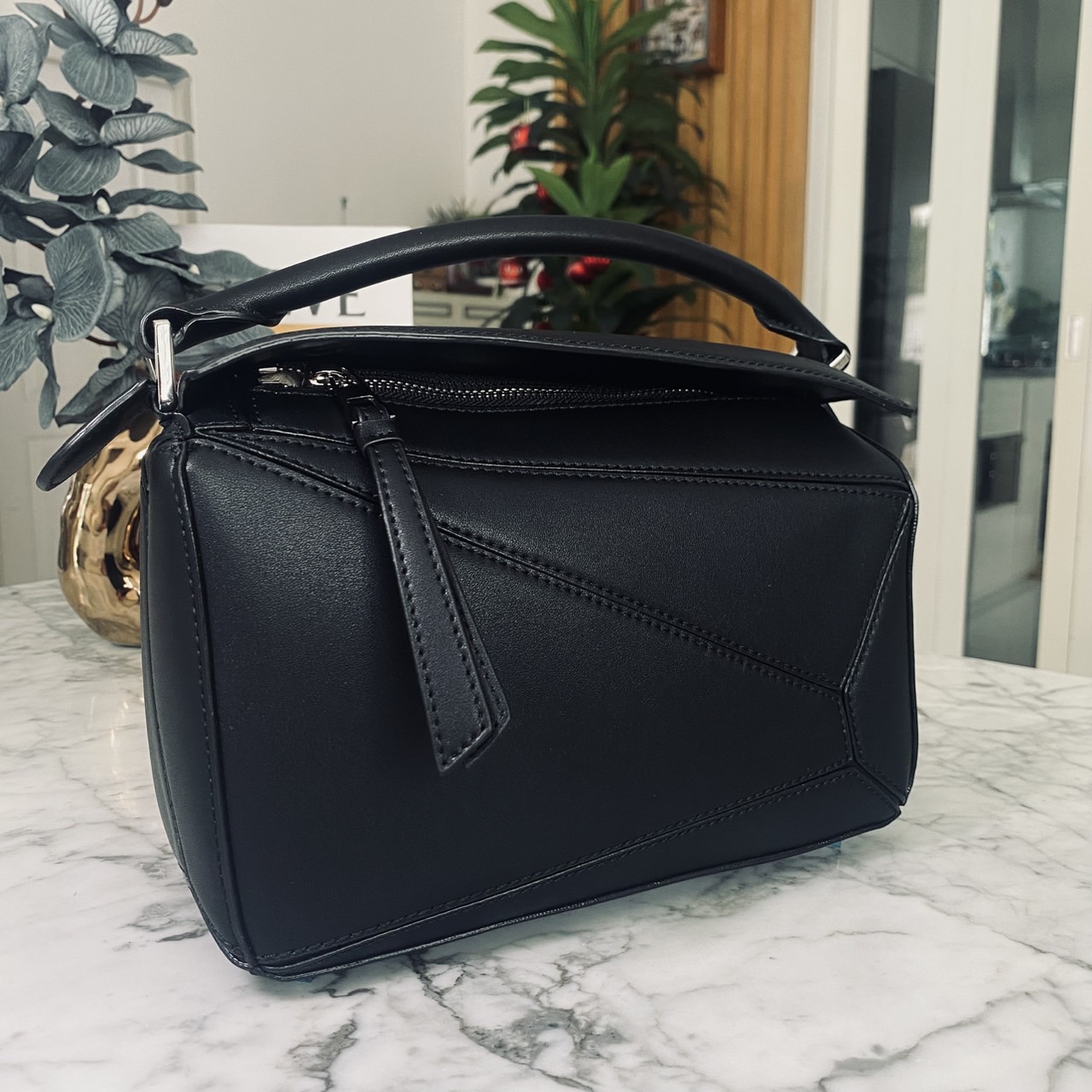 LOEWE Puzzle bag in smooth leather กระเป๋าสะพายทรงกล่องเรียบแต่หรูคูลและเท่ห์ สุดยอดแบรนด์ที่ดีไซน์เป็นเอกลักษณ์ โดดเด่น สไตล์พัซเซิล ใช้ได้ทั้งชายหญิง