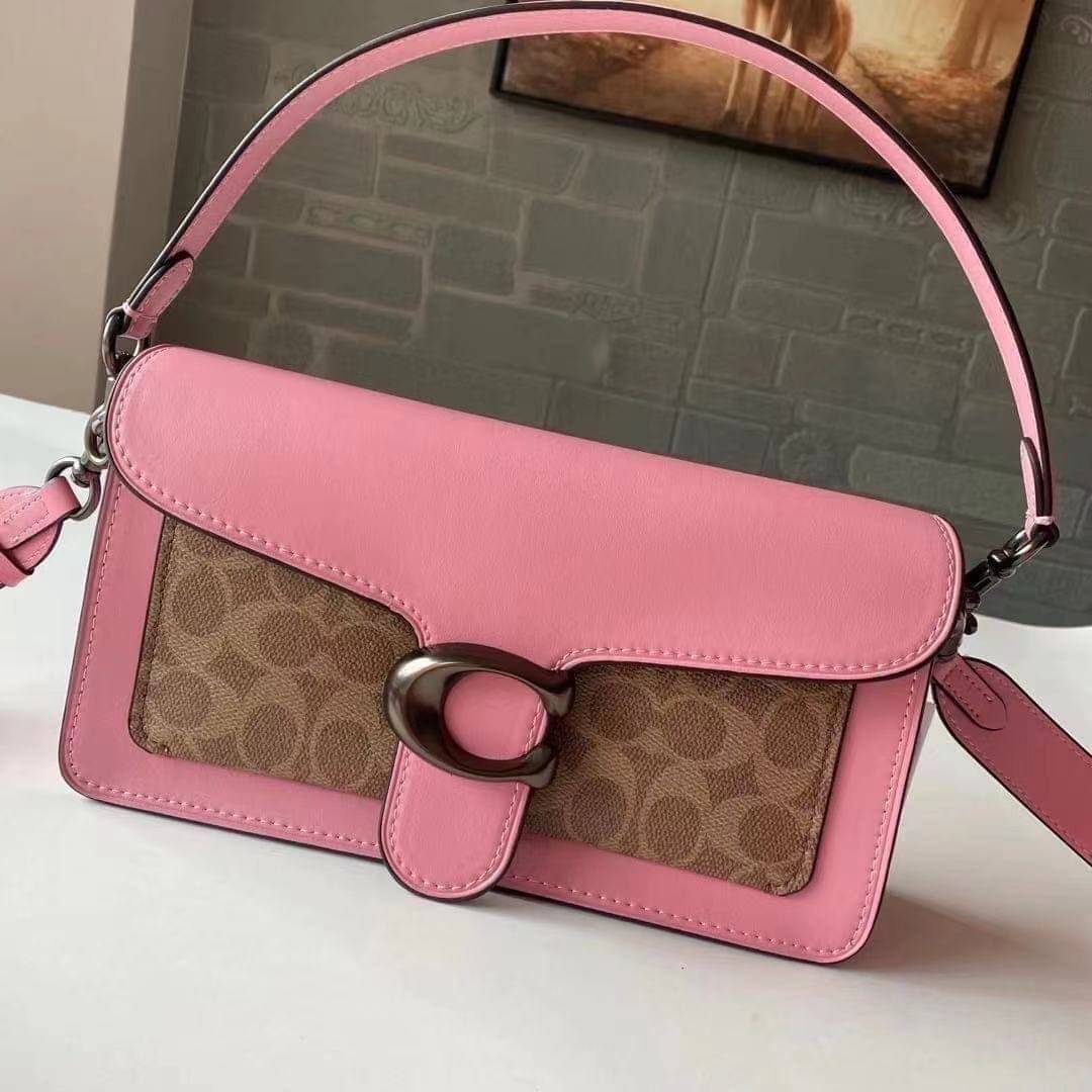 COACH TABBY SHOULDER BAG 26 พร้อมส่งที่ไทยอีกครั้งค่ะ!! กระเป๋าหิ้ว//คล้องไหล่//สะพายข้างได้ สุดคุ้ม! หนังแท้เรียบคลาสสิคเพิ่มความหรูเข้ามาค่ะ ด้านหน้ามีอะไหล่แบรนด์ตัวใหญ่โดดเด่น เปิดปิดกระเป๋าแบบกระดุมแม่เหล็ก ภายในมีช่องหลักใส่ของ2ช่อง;สามารถใส่กระเป๋า