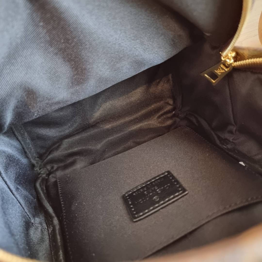 LV Backpack Size Small | สายสะพายเล็ก ถอดได้ LV palm springs New in!! เข้าแล้วกับไอเท็มยอดฮิต หรูหราพร้อม box set สุดสวย ที่สุดของความคุ้มค่า LV palm springs กระเป๋าแบ็คแพ็ค มาให้เลือก 2 ไซส์ ขายดี วัสดุหนังแคนวาสคุณภาพดี มีช่องซิปแบ่งสัดส่วน ใบเล็กสายวะพ