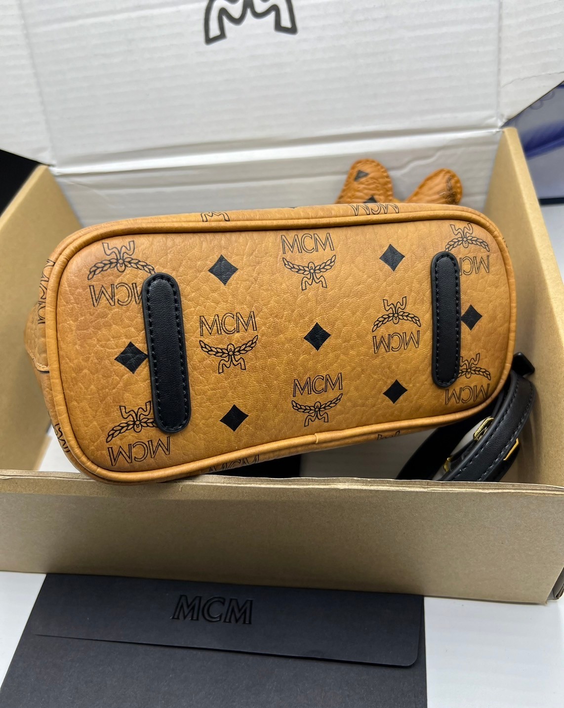 M.C.M Mini Anya Top Zip Shopper in Visetos กระเป๋าทรงโท้ท พร้อมพวงกุญแจน้องหมาห้อย พิมพ์ลายสวยงาม เกรดท็อปออริ 1:1 สลับแท้