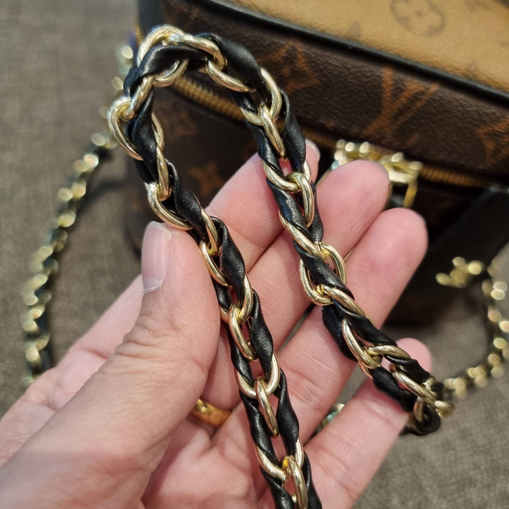 LV EXCLUSIVE VIP COSMETICS GIFT BOX กระเป๋าถือ/สะพาย สวยอยู่ทรง มาพร้อม box set สุดหรู adapt ใช้เป็นกระเป๋าเก็บเครื่องสำอางค์ ถือเชิดๆ หรือสะพายเลิศๆ ไปเที่ยว ไปไหนๆก็ดูแพง!! สวยจริงจัง!! พิเศษ!! มาพร้อมแม่กุญแจล็อคครบชุด และพวงหนังห้อย คุ้มมากๆแม๊!! ทุกด