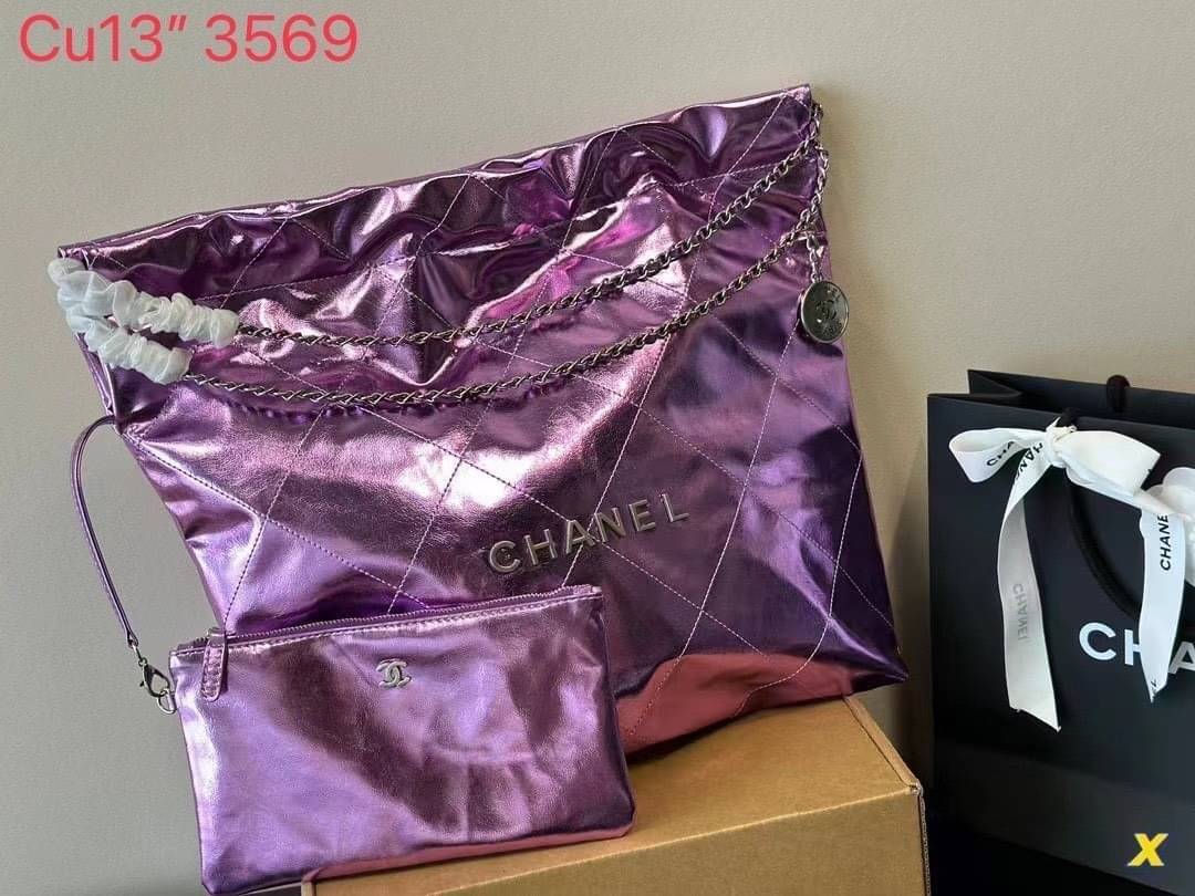 Chanel ss22 Logo CC shopping tote bag Metallics Color คอลสีใหม่เงางาม เข้าแล้วปังๆ หรูหรา สวยเลิศไปเลยค่า กระเป๋าทรงโท้ทที่มาแรงที่สุดในตอนนี้ก็คือรุ่นนี้เลย ใช้งานง่ายรุ่นนี้สามารถใช้ได้ทั้งผู้หญิงและผู้ชายน้า