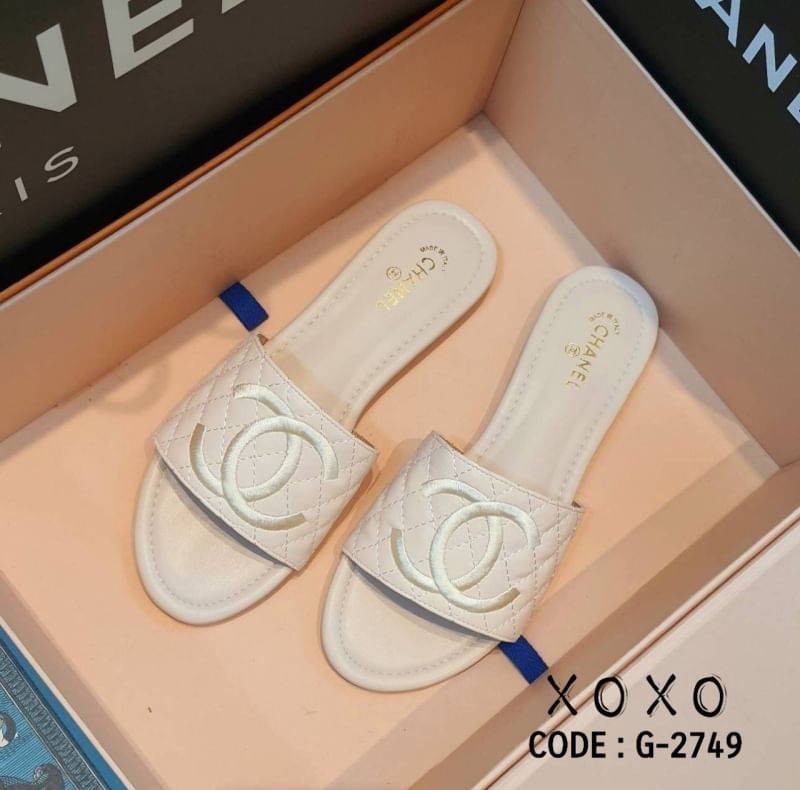 CHANEL SANDELS แตะงานแบรด์ ชิคๆ สวย หรู นุ่มมาก ใส่สบาย วัสดุหนัง PU เย็บตาราง ด้านหน้างานปักโลโก้ สวย เรียบร้อย แมทส์ชุดง่าย น้ำหนักเบา