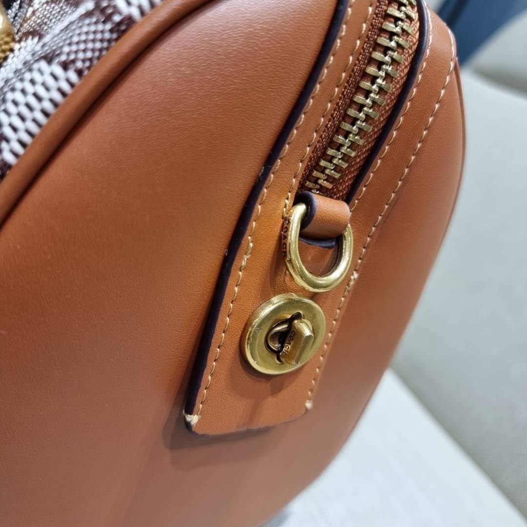 COACH C8529 RUBY SATCHEL 25 IN SIGNATURE TEXTILE JACQUARD ใหม่ก่อนใคร ไม่ต้องรอพรี! กับกระเป๋าทรงหมอนดีไซน์ใหม่ ใบใหญ่ แต่น้ำหนักเบา ด้วยวัสดุผ้า jacquard ถักทอลายซีเอกลักษณ์ ตัดสลับหนังแท้ เพิ่มดีเทลความหรู มาพร้อมหูจับในตัว และสายสะพายครอสสีเข้ากับตัวกร