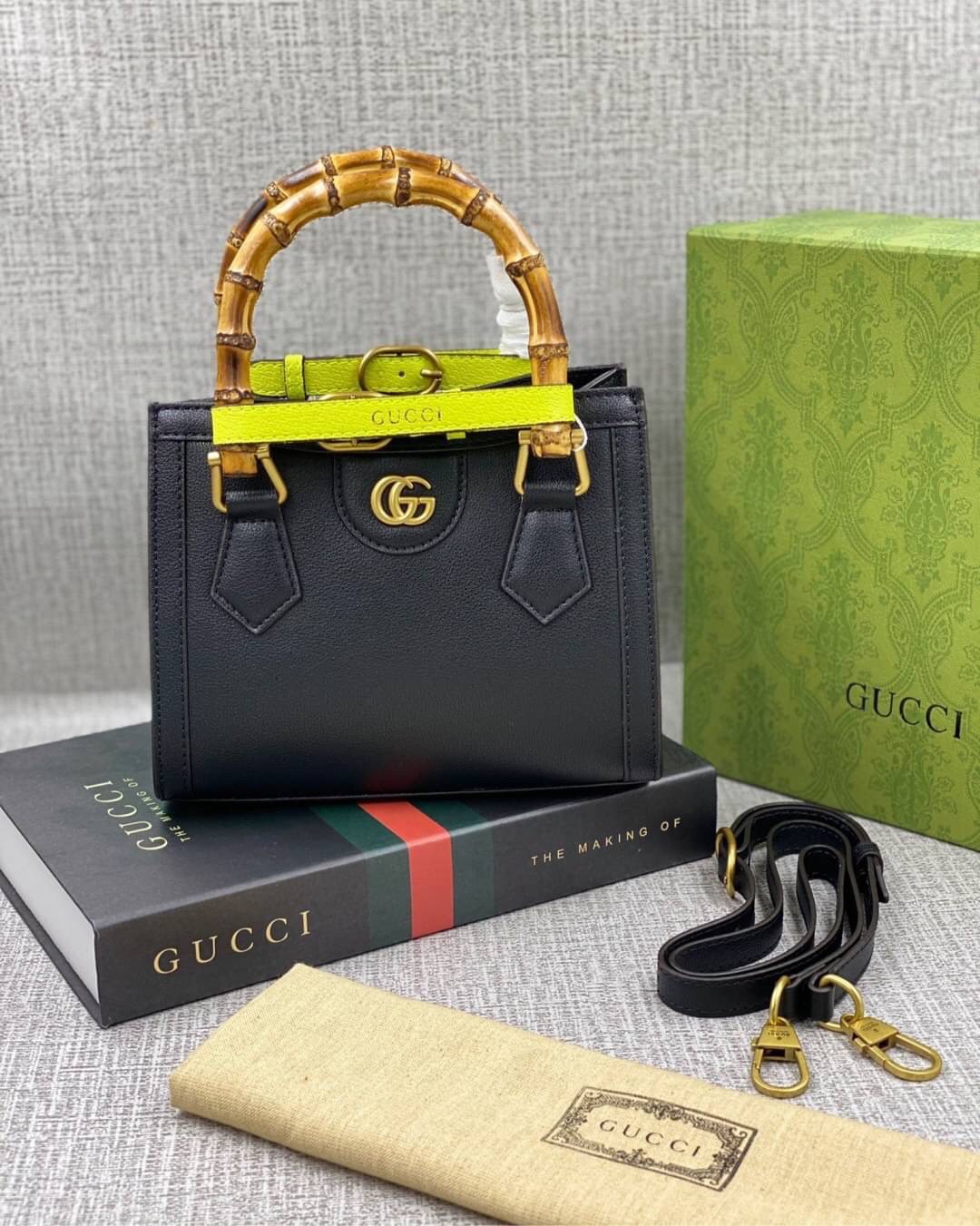 VIP GIFT 】หนังแท้ GUCCI Diana mini tote bag กระเป๋างานหูไม้ไผ่สุดคลาสสิก ดีไซน์มาใหม่พร้อมเข็ดขัดหนังสีสะท้อนแสงประดับตรงหูกระเป๋า ขนาดมินิกำลังน่ารักเลยค่ะ วัสดุหนังแท้ อะไหล่ทอง งานสวยตั้งอยู่ทรง มีสายสะพายยาว 1เส้น สามารถปรับระดับได้-ถอดได้ งานเก๋ไก๋ที