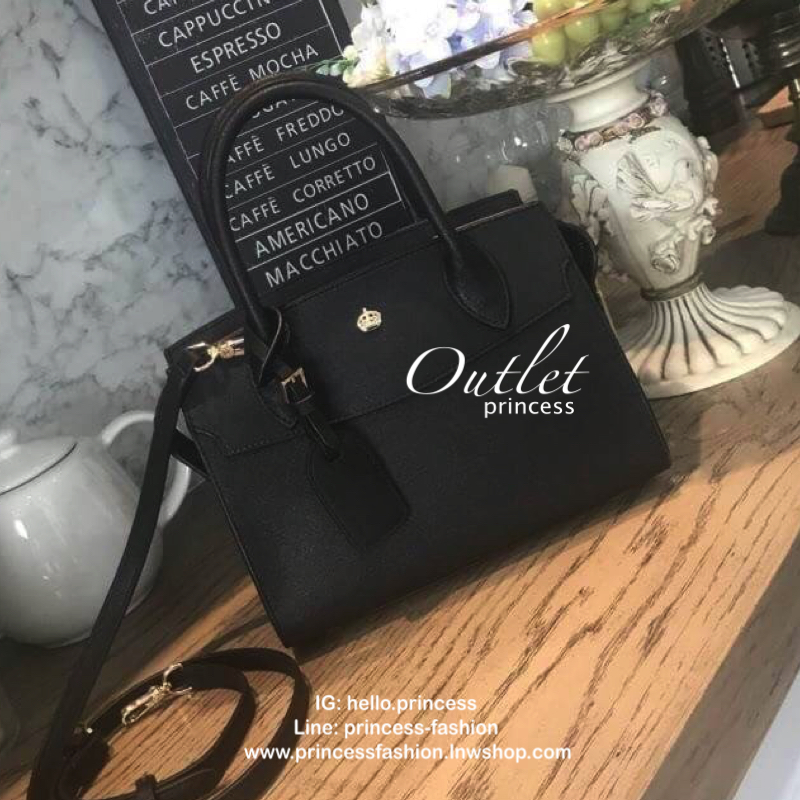 Keep Nova handbag กระเป๋าทรงสวยสุดคลาสสิคที่ทำมาจากหนัง saffiano ตัวกระเป๋าขนาดกำลังดีไม่เล็กไม่ใหญ่เกินไป หูจับยาว 3 ถึงหรือจะใช้สะพาย ท่ารำตัวได้มีสายยาวให้ปากกระเป๋าปิดด้วยซิปอย่างดี น้ำหนักเบาภายในกระเป๋ามีช่องเก็บของจุกจิกถึง 2 ด้าน อ้วนกระเป๋ามีหมุด