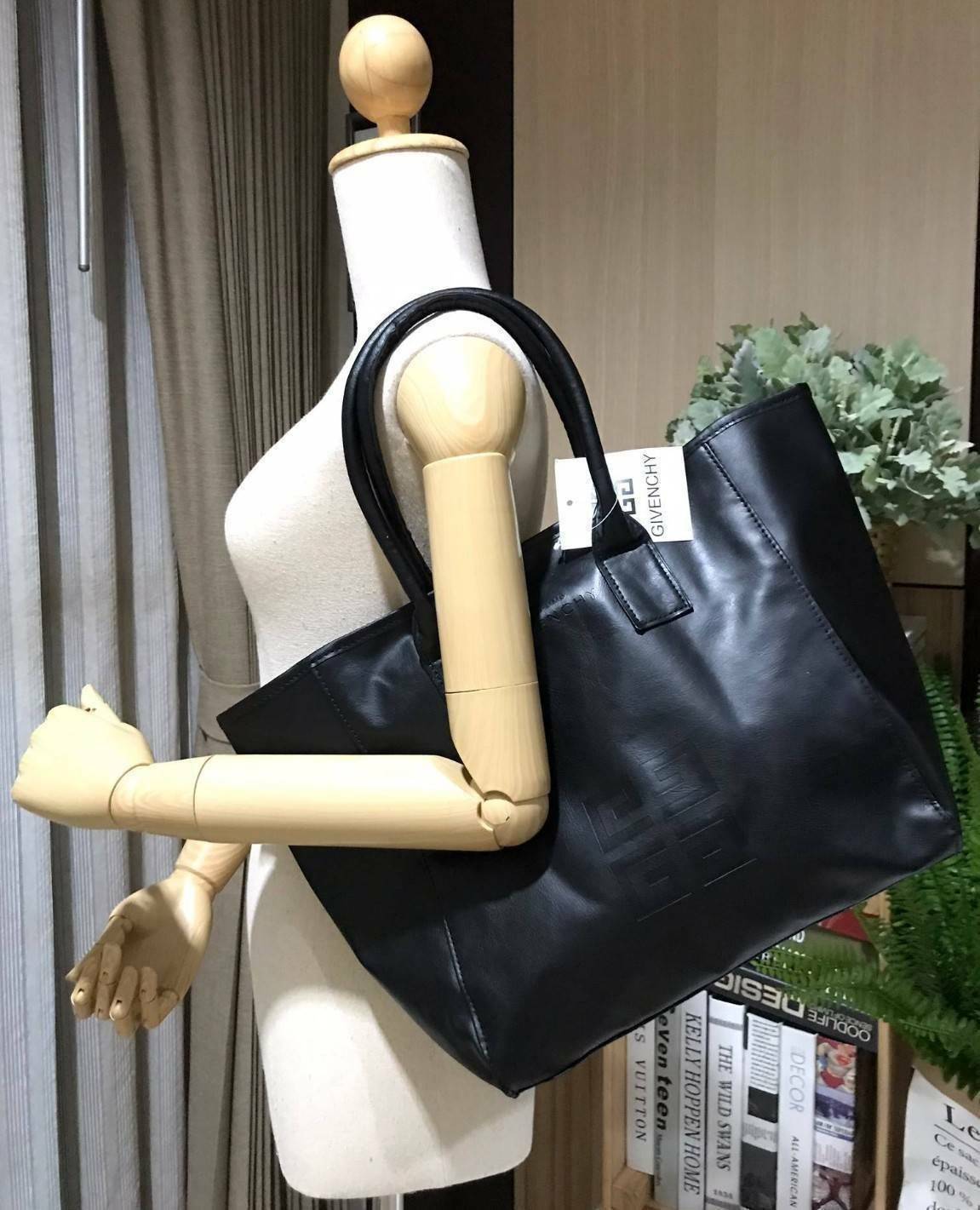 Givenchy Black Soft Leather Shoulder Handbags (Limited edition) กระเป๋าถือหรือสะพายพรีเมี่ยมของเเท้จาก "Givenchy Perfume Counter" วัสดุหนังนิ่มเรียบสีดำด้านหน้าปั้มโลโก้แบรนด์ GV ภายใน Polyester 100% สีดำสกรีนโลโก้สวยดูดี เปิดปิดด้วยกระดุมแม่เหล